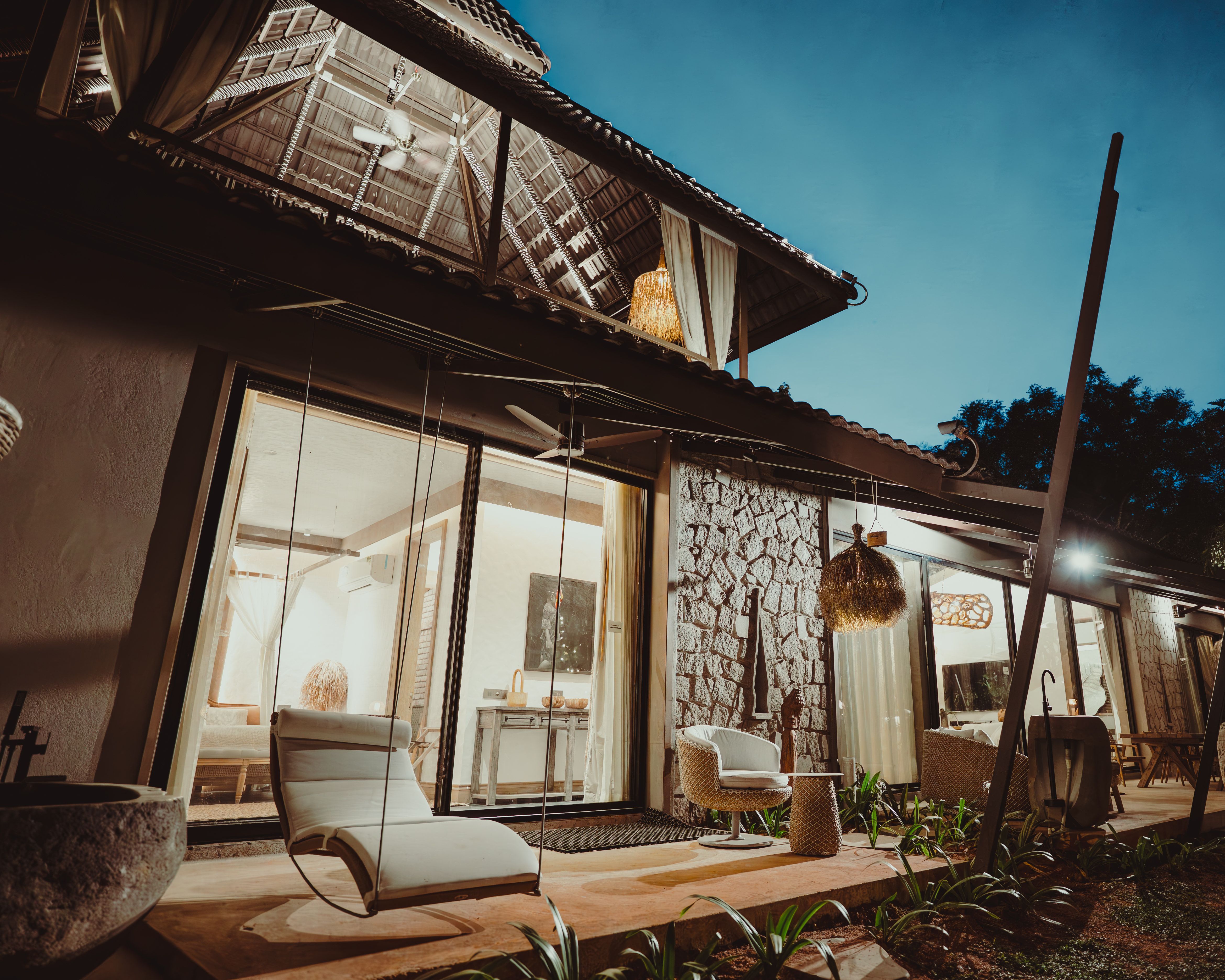 Swing facade