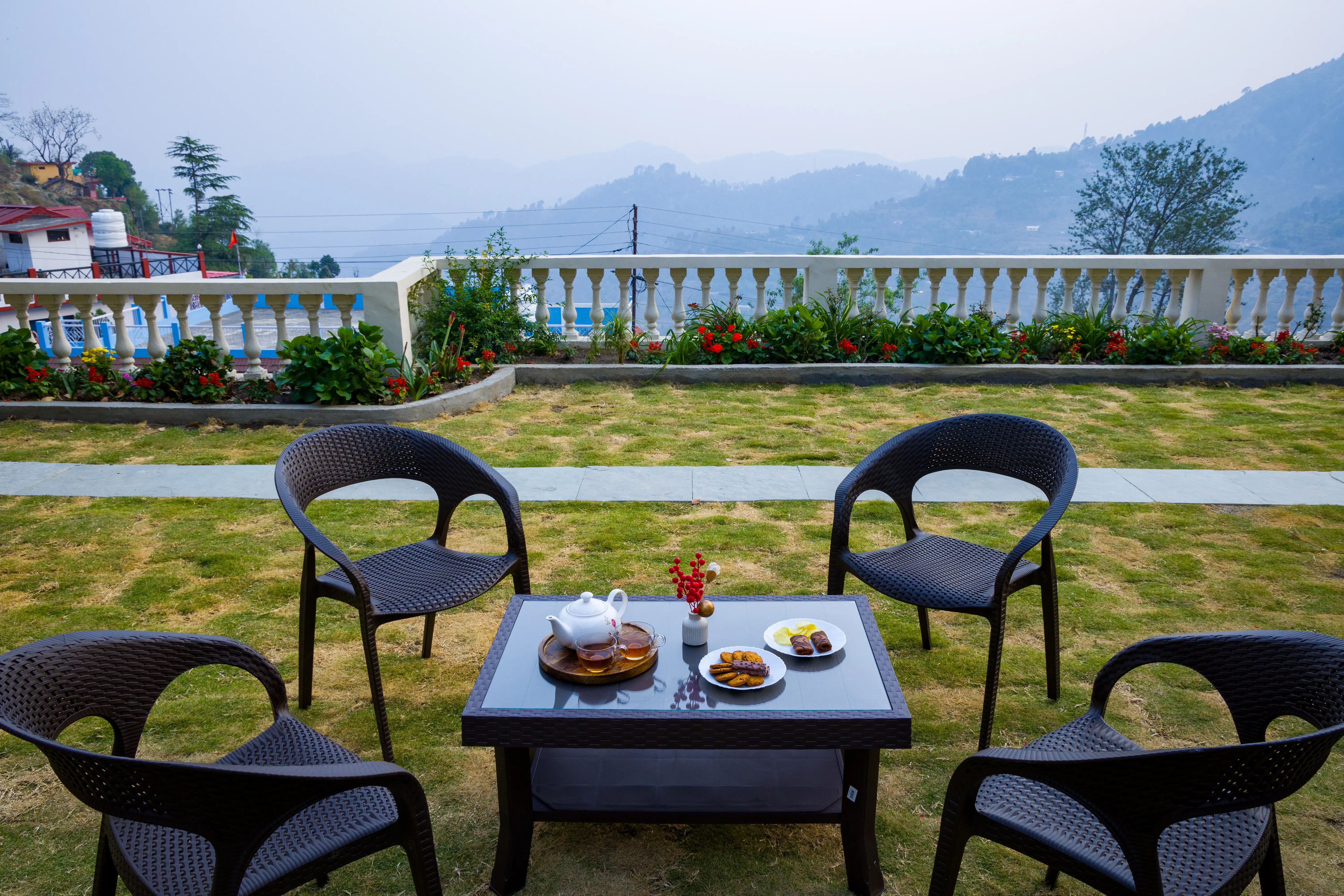 Twin Chalets Villa, Nainital - Lawn