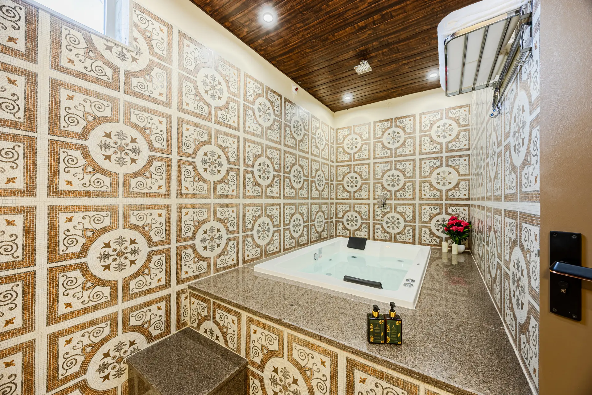 Heaven in Hills Mountara Villa, Udaipur - Jacuzzi