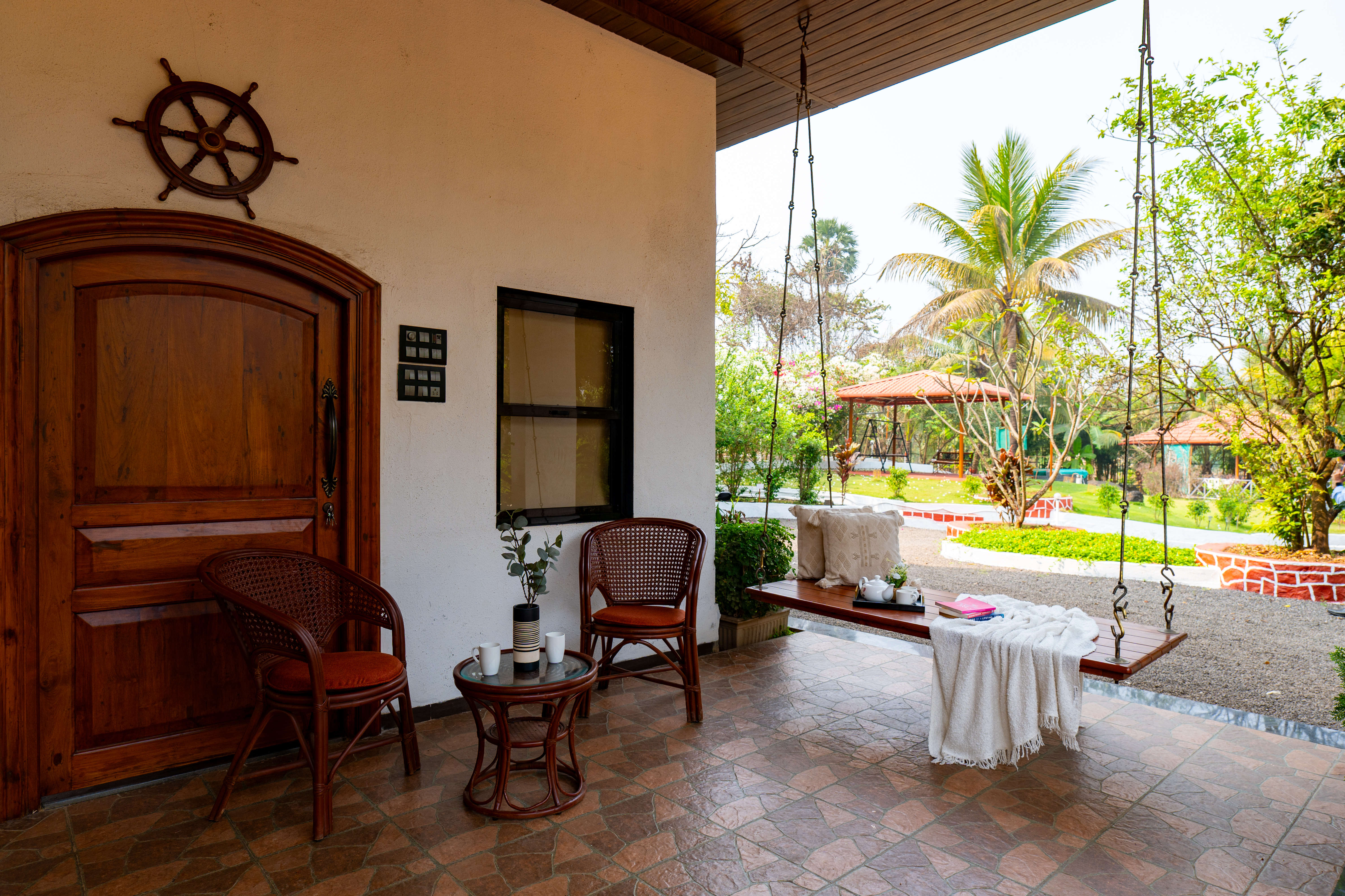 Sit-out area
