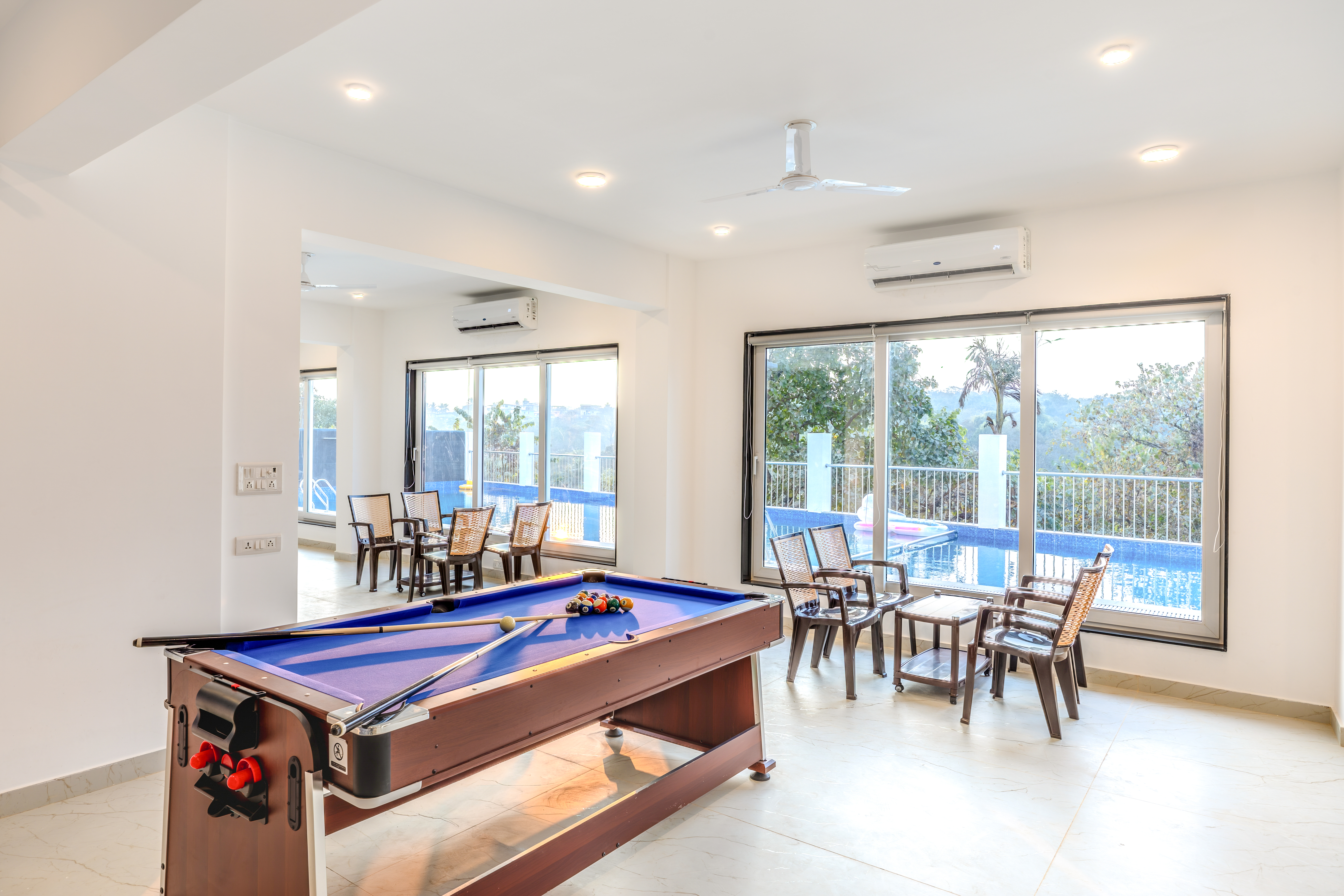 Entertainment lounge