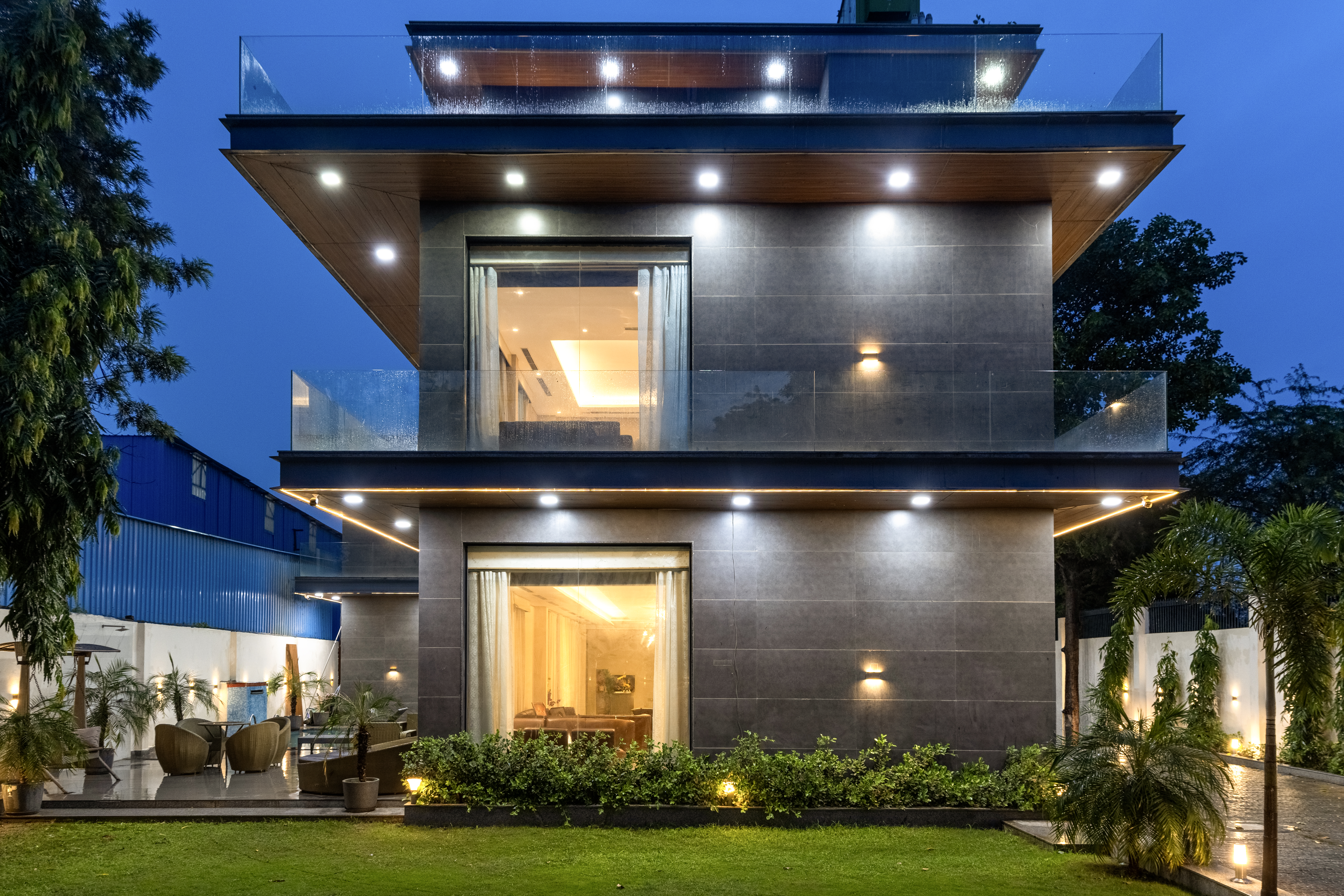 Pet- friendly modern house Inspired 3-BHK with Bar with lounge, Bathtub, Private Pool, Swimming pool, Terrace & Garden — photo 34