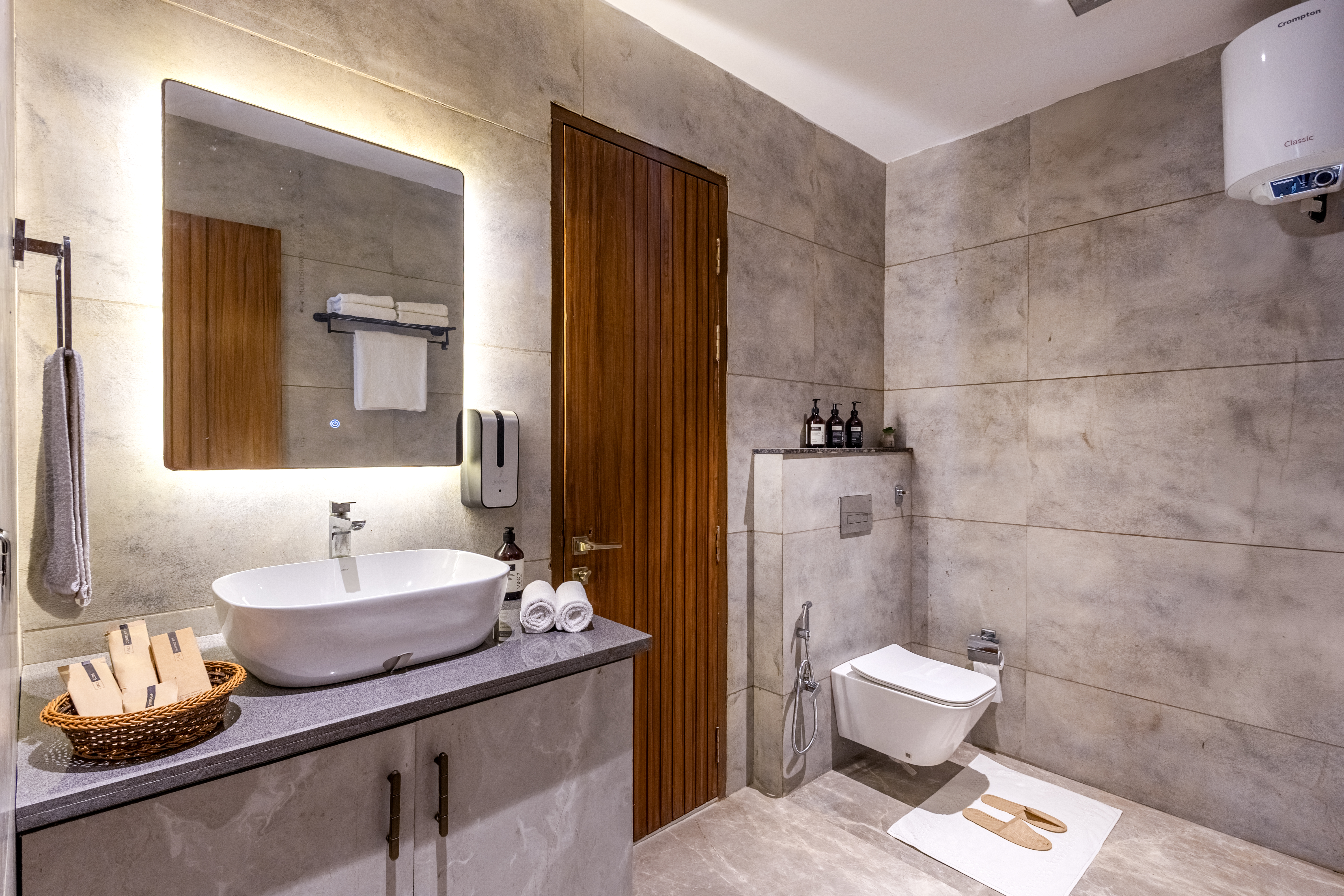 Pet- friendly modern house Inspired 3-BHK with Bar with lounge, Bathtub, Private Pool, Swimming pool, Terrace & Garden — photo 11