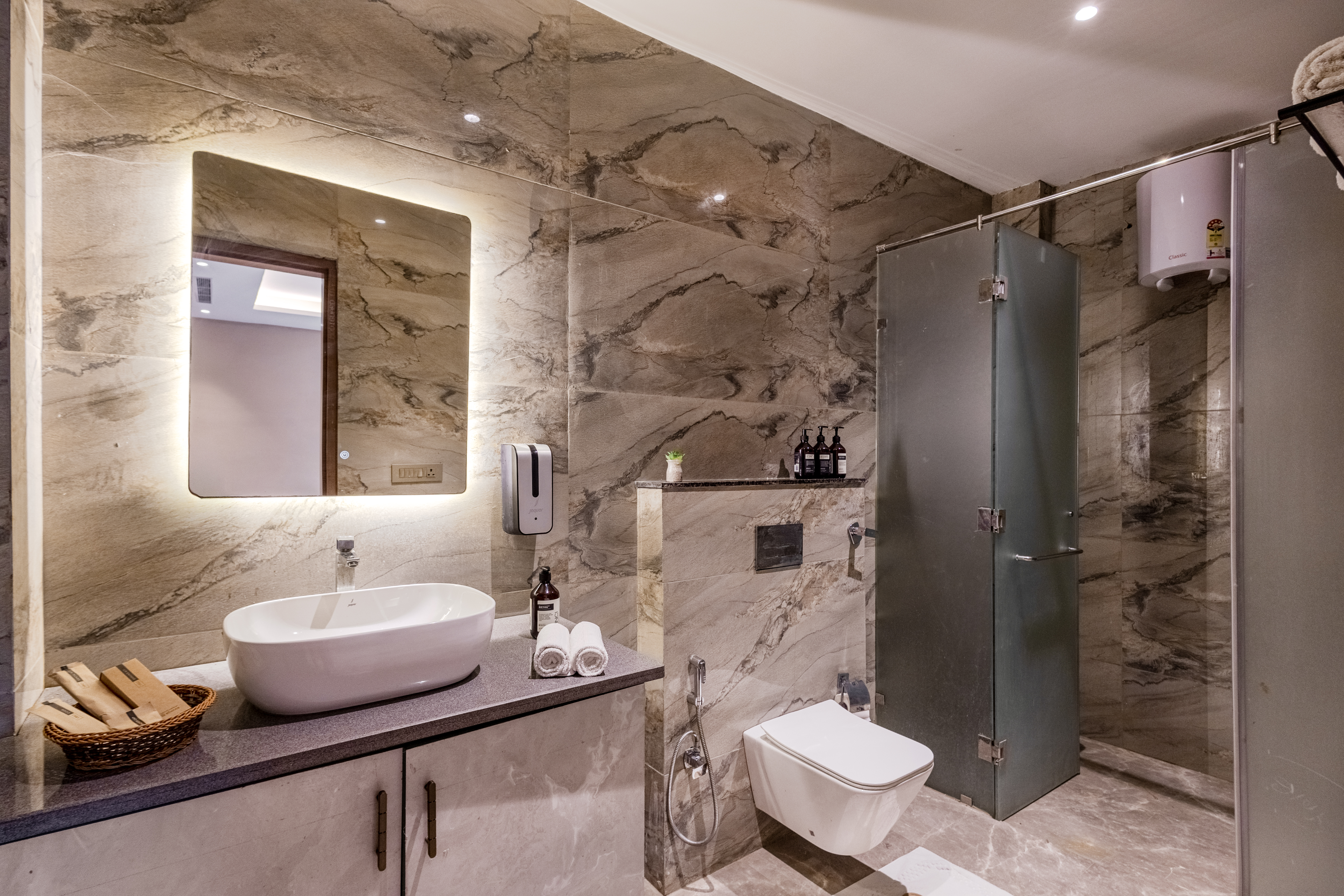 Pet- friendly modern house Inspired 3-BHK with Bar with lounge, Bathtub, Private Pool, Swimming pool, Terrace & Garden — photo 15