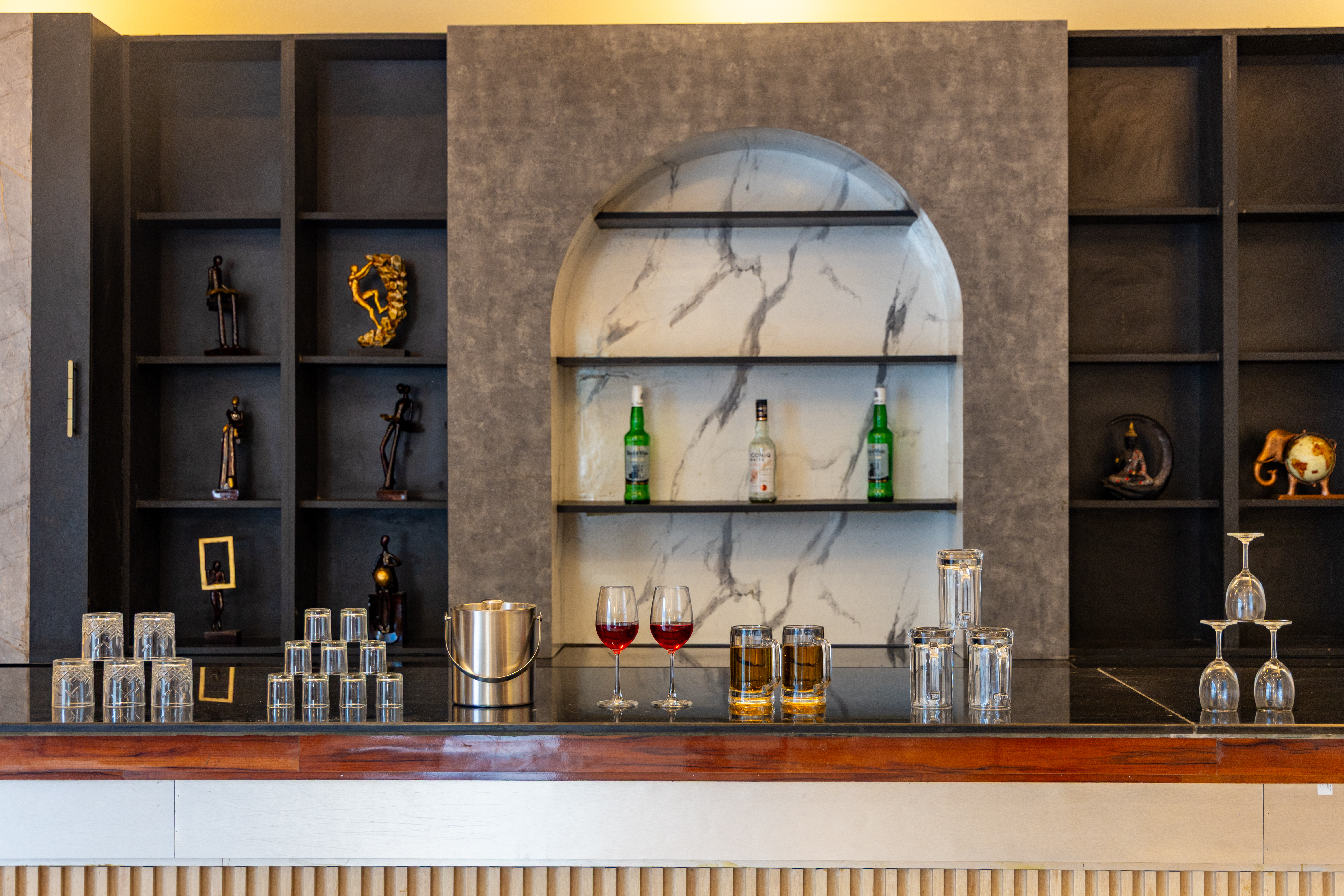 Pet- friendly modern house Inspired 3-BHK with Bar with lounge, Bathtub, Private Pool, Swimming pool, Terrace & Garden — photo 7