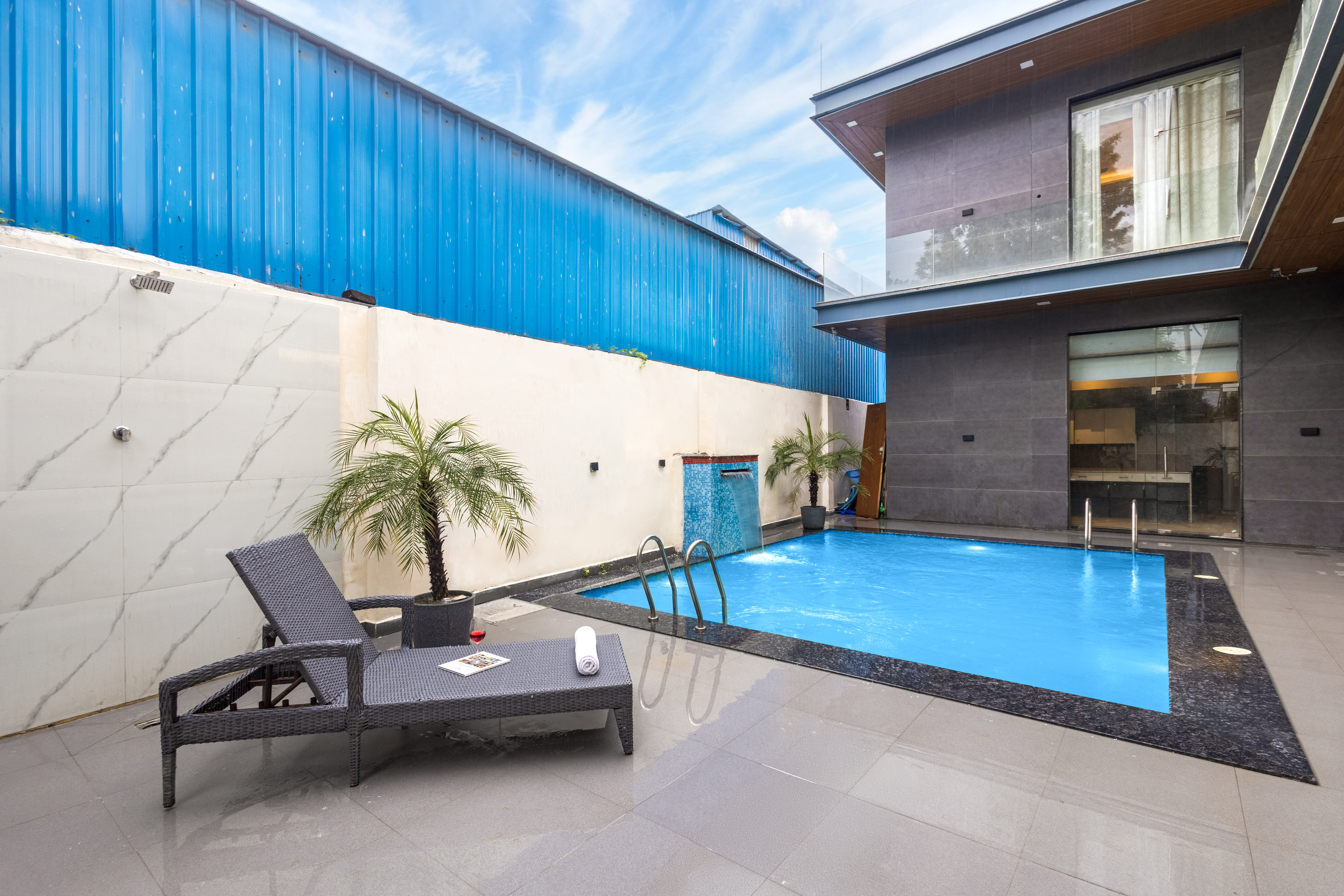 Pet- friendly modern house Inspired 3-BHK with Bar with lounge, Bathtub, Private Pool, Swimming pool, Terrace & Garden — photo 28