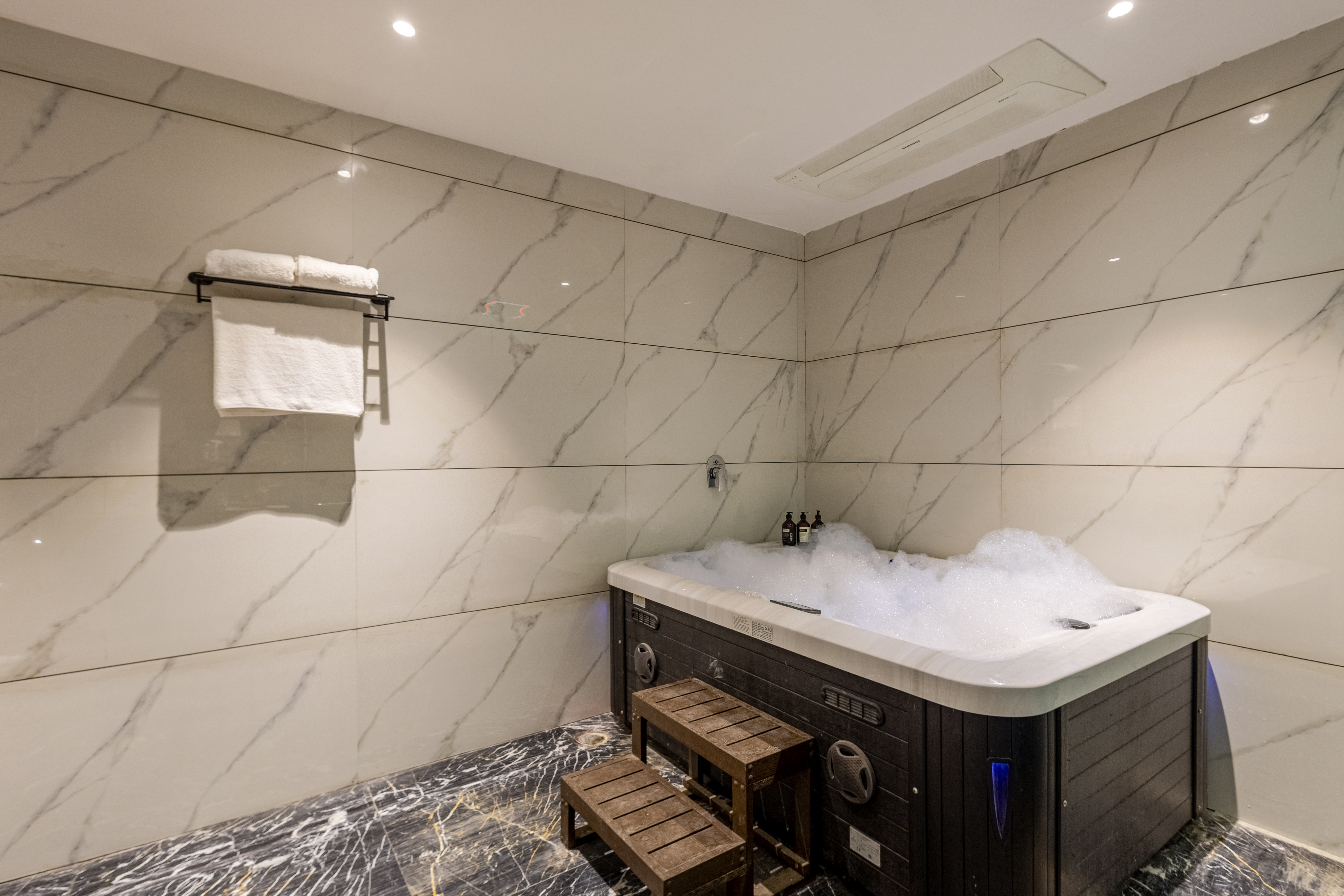 Pet- friendly modern house Inspired 3-BHK with Bar with lounge, Bathtub, Private Pool, Swimming pool, Terrace & Garden — photo 19