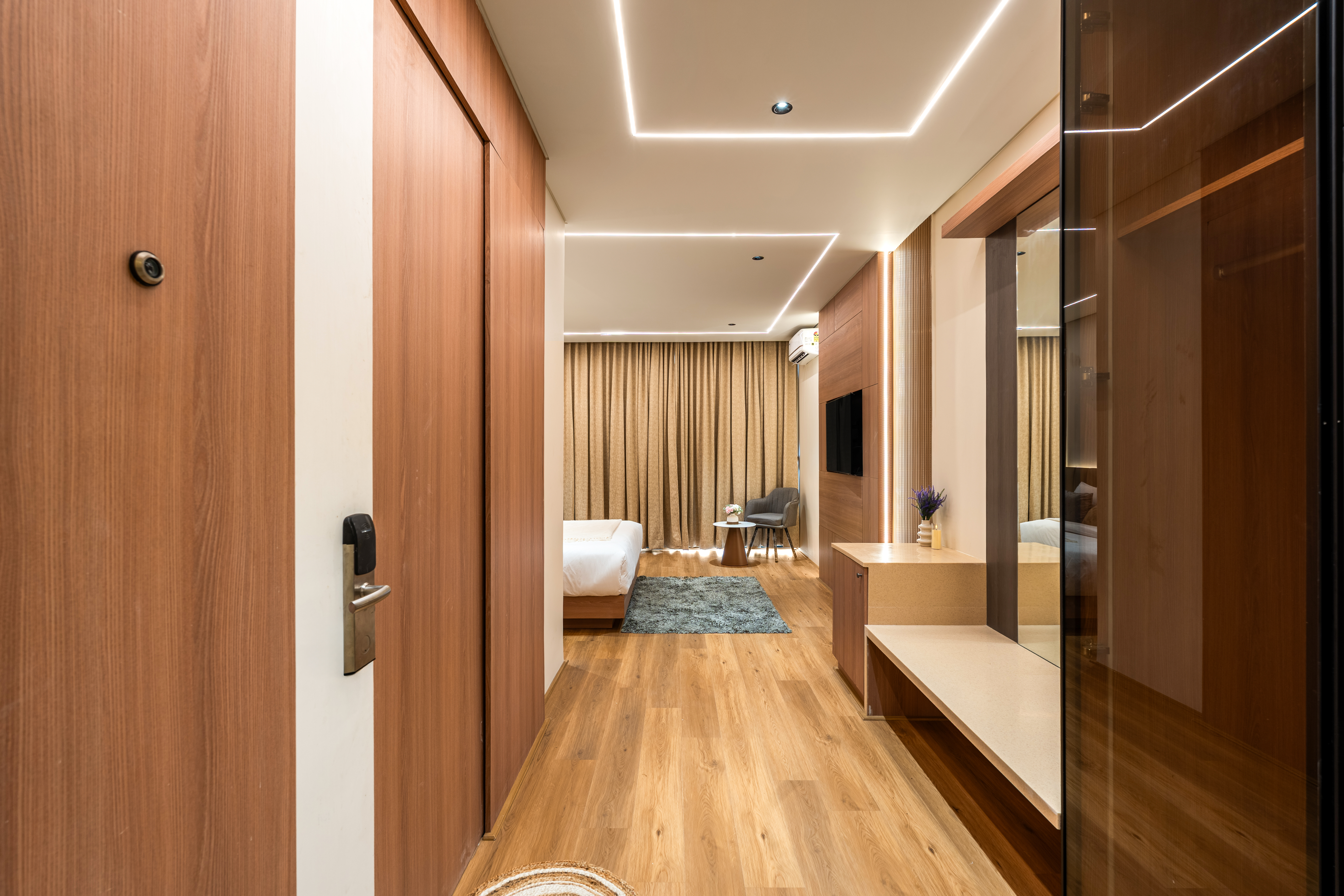 Queen Bed Room with Balcony in a Business Hotel in Chikkajala, Near Popular Restaurants, Bars & Clubs — photo 7