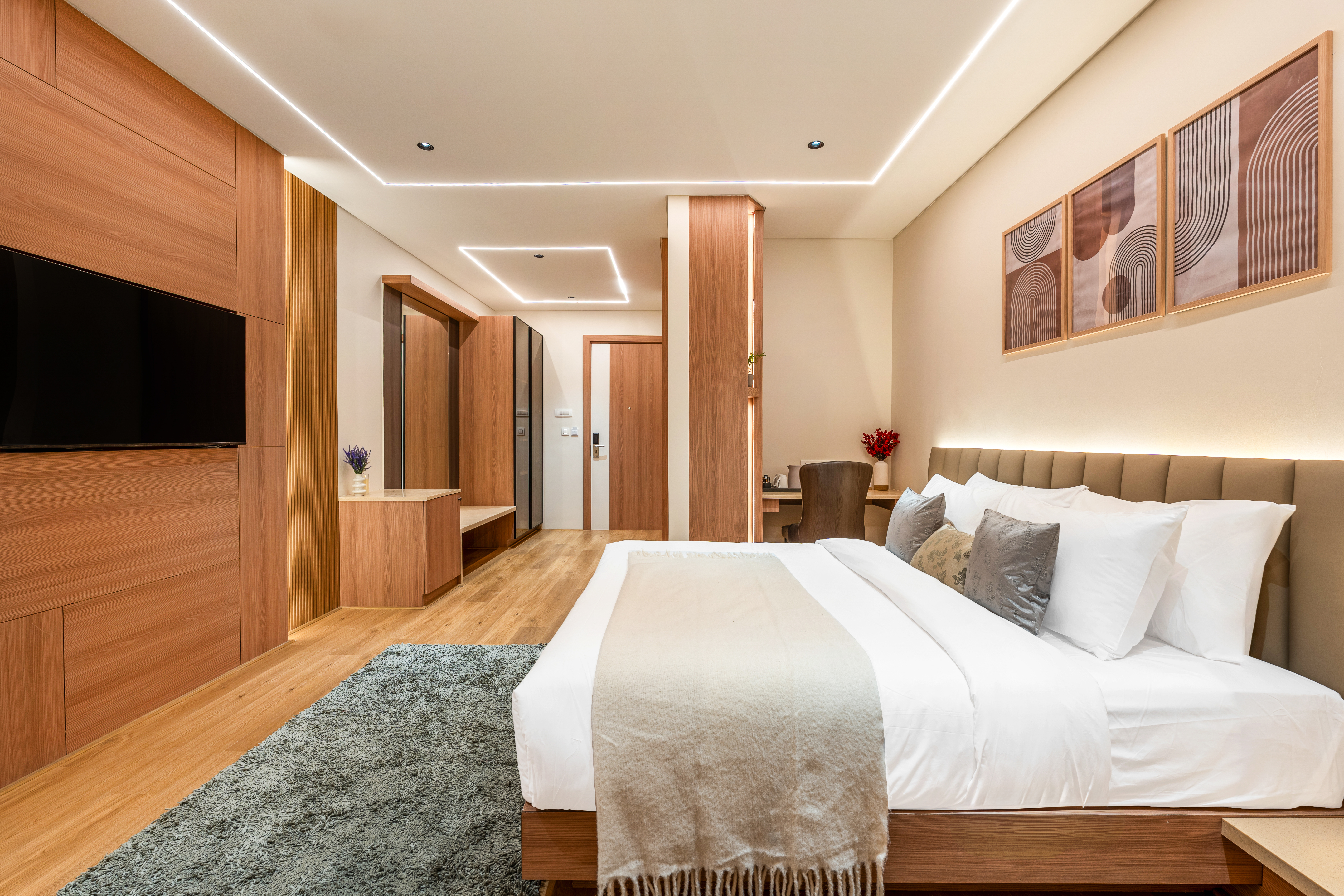 Queen Bed Room with Balcony in a Business Hotel in Chikkajala, Near Popular Restaurants, Bars & Clubs — photo 12