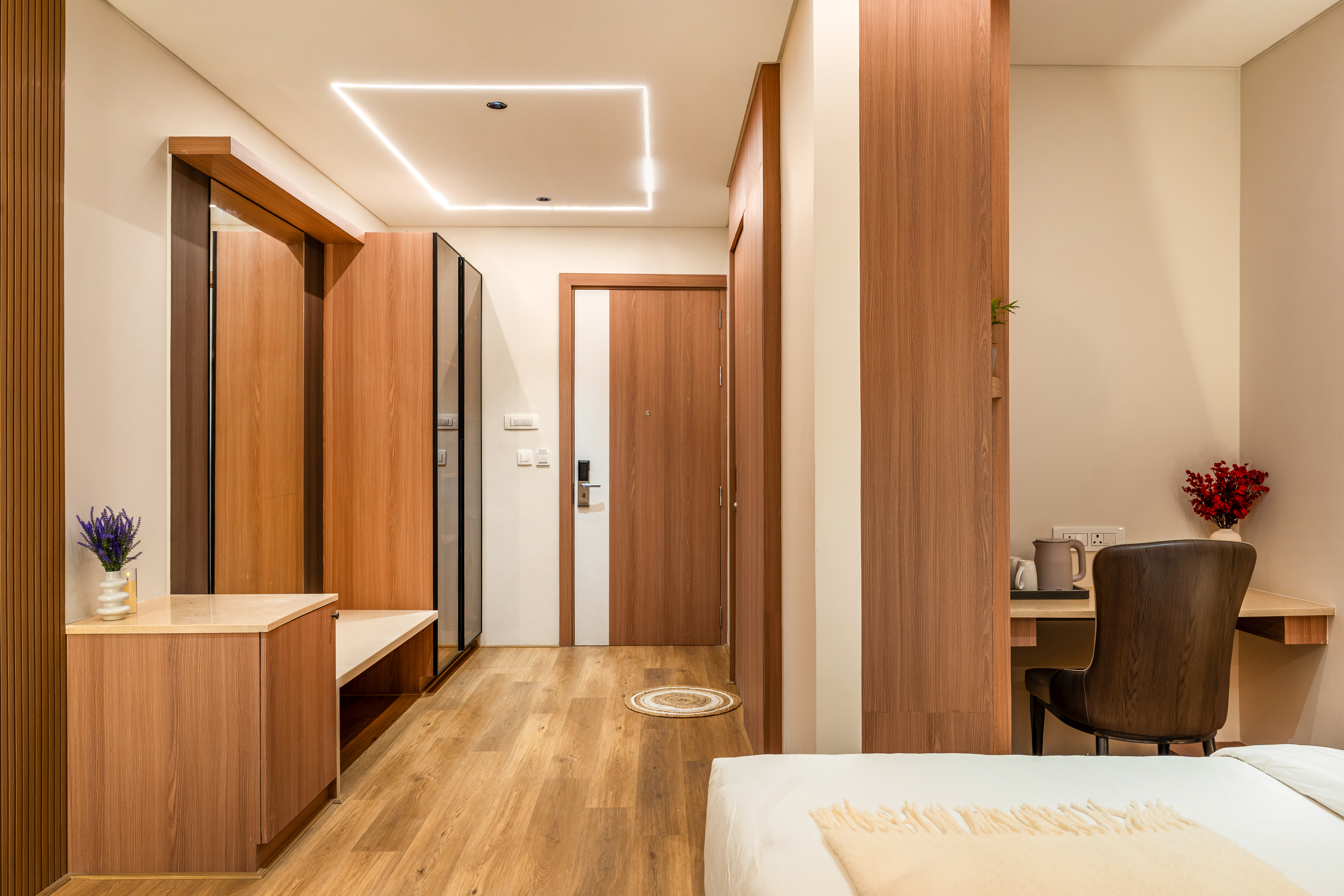 Queen Bed Room with Balcony in a Business Hotel in Chikkajala, Near Popular Restaurants, Bars & Clubs — photo 13