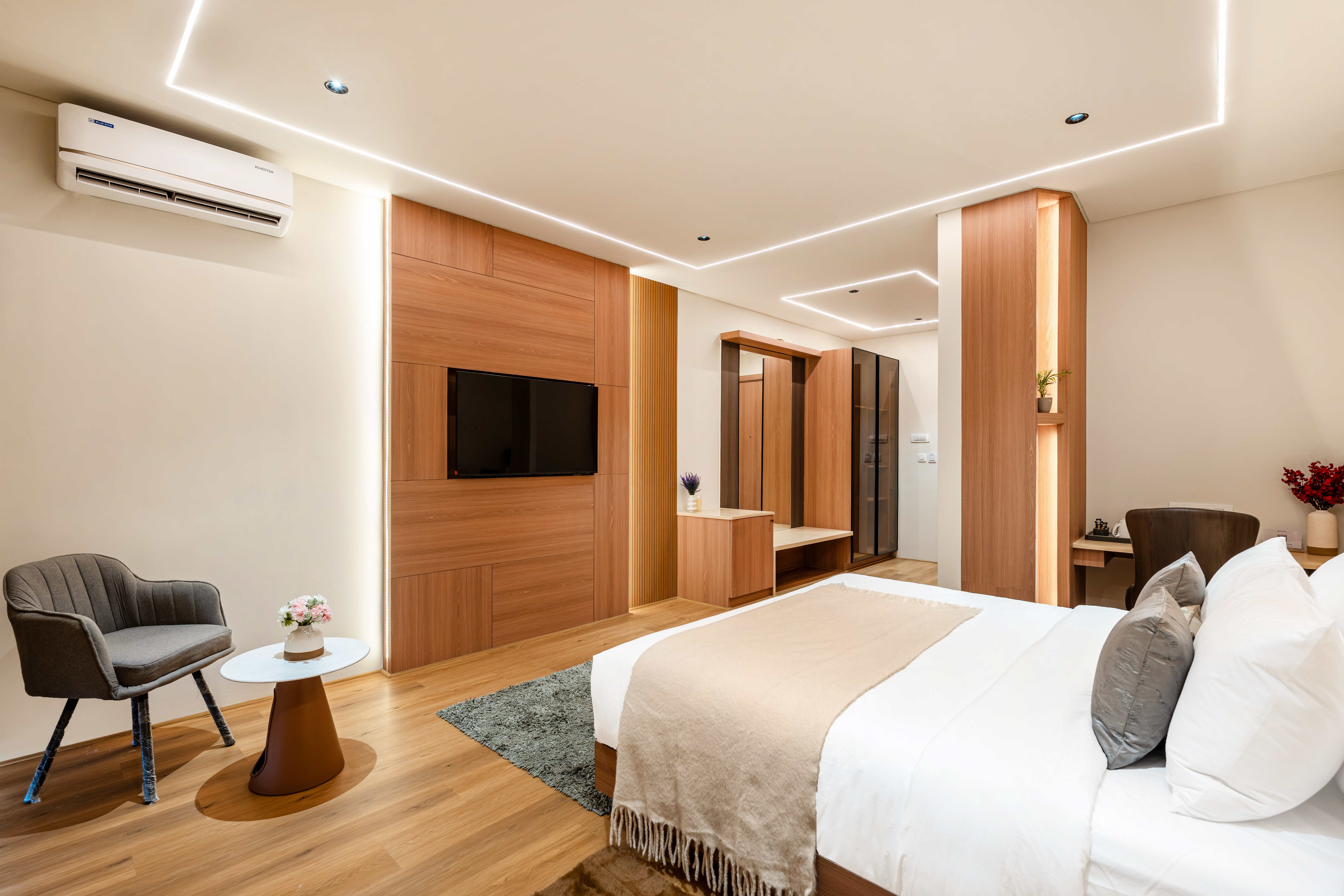 Queen Bed Room with Balcony in a Business Hotel in Chikkajala, Near Popular Restaurants, Bars & Clubs — photo 6