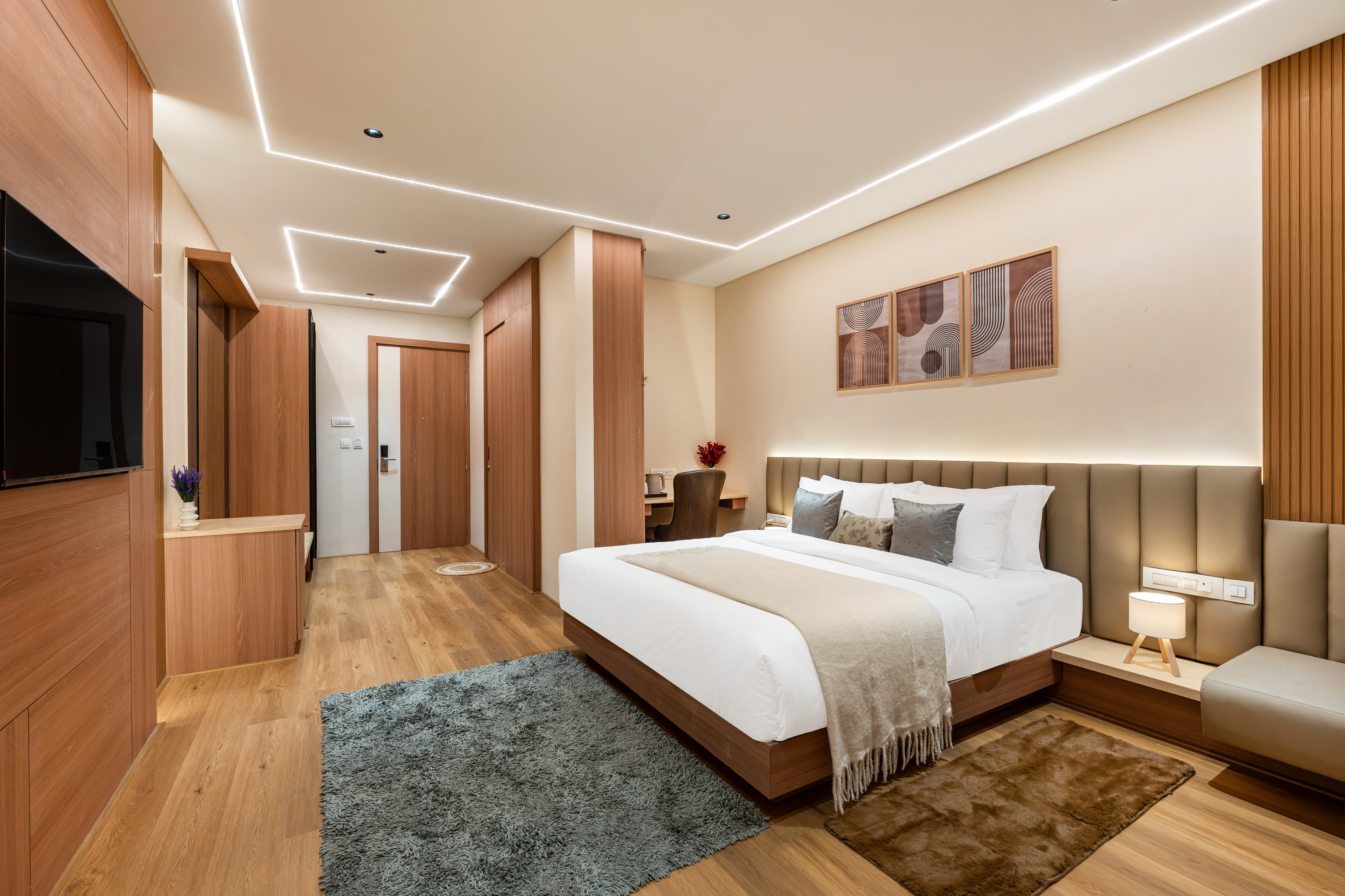 Queen Bed Room with Balcony in a Business Hotel in Chikkajala, Near Popular Restaurants, Bars & Clubs — photo 5
