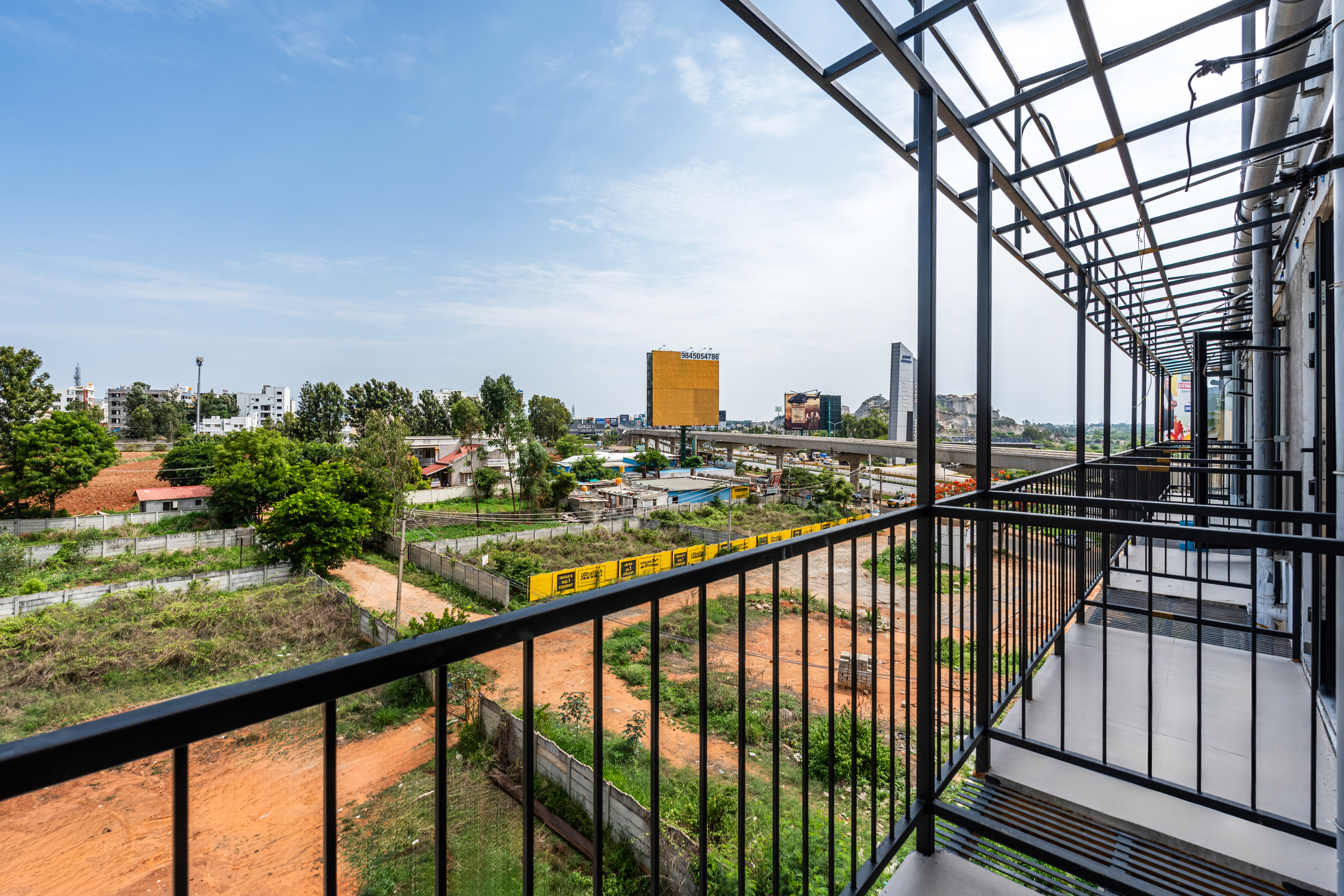 Queen Bed Room with Balcony in a Business Hotel in Chikkajala, Near Popular Restaurants, Bars & Clubs — photo 2
