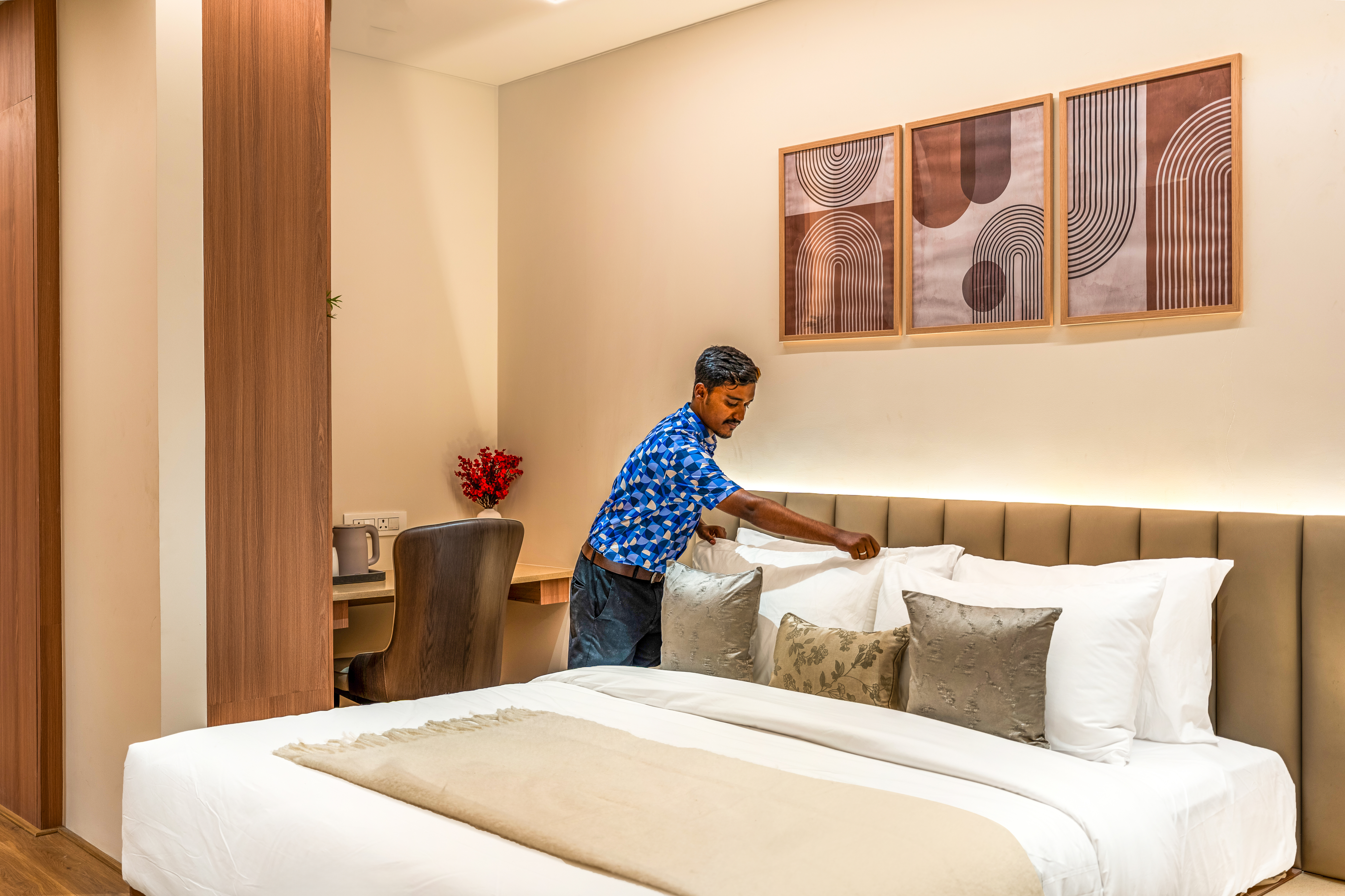 Queen Bed Room with Balcony in a Business Hotel in Chikkajala, Near Popular Restaurants, Bars & Clubs — photo 10
