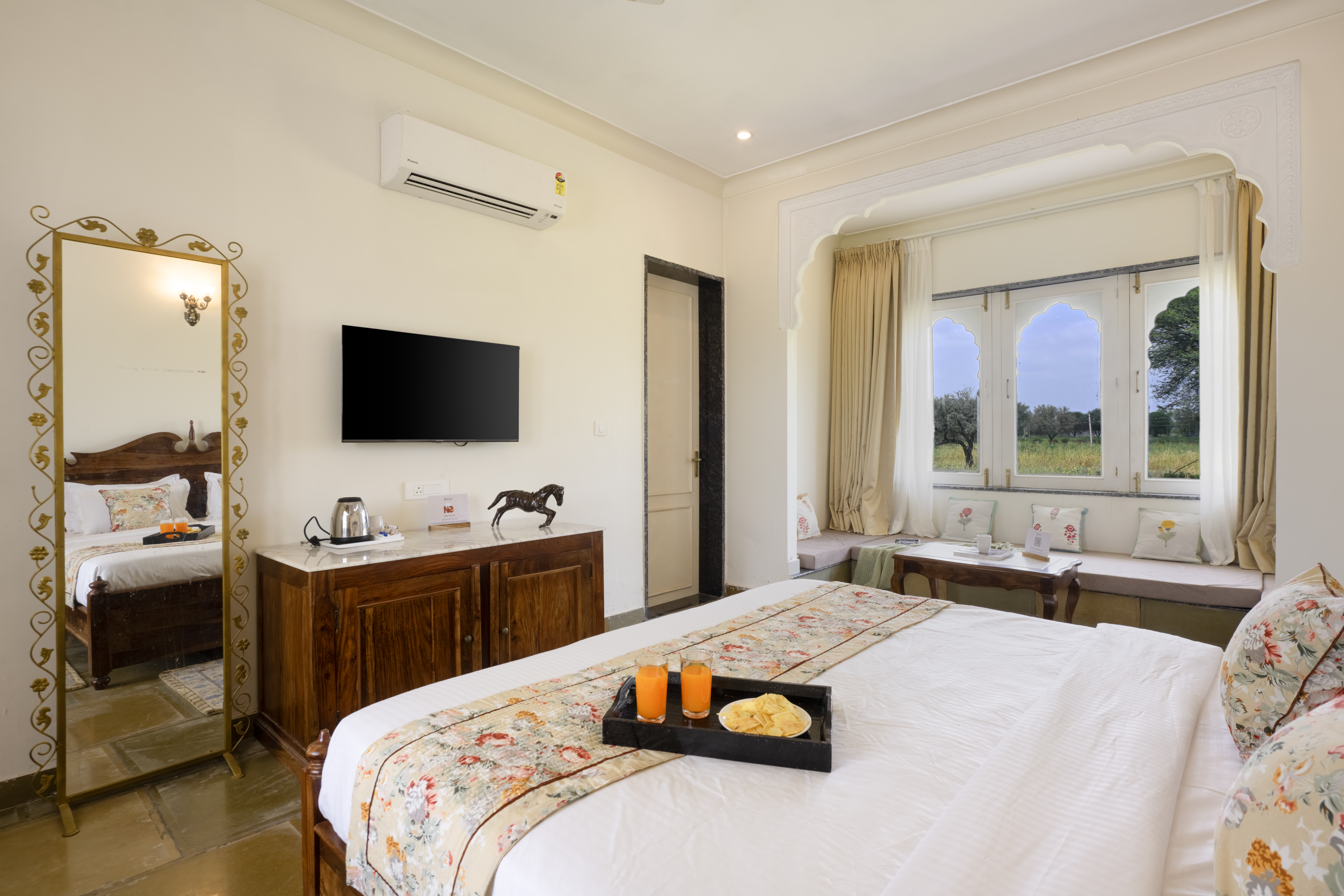 Heritage-Style 6-BHK Retreat With Private Swimming Pool, Gazebo & Landscaped Garden — photo 9