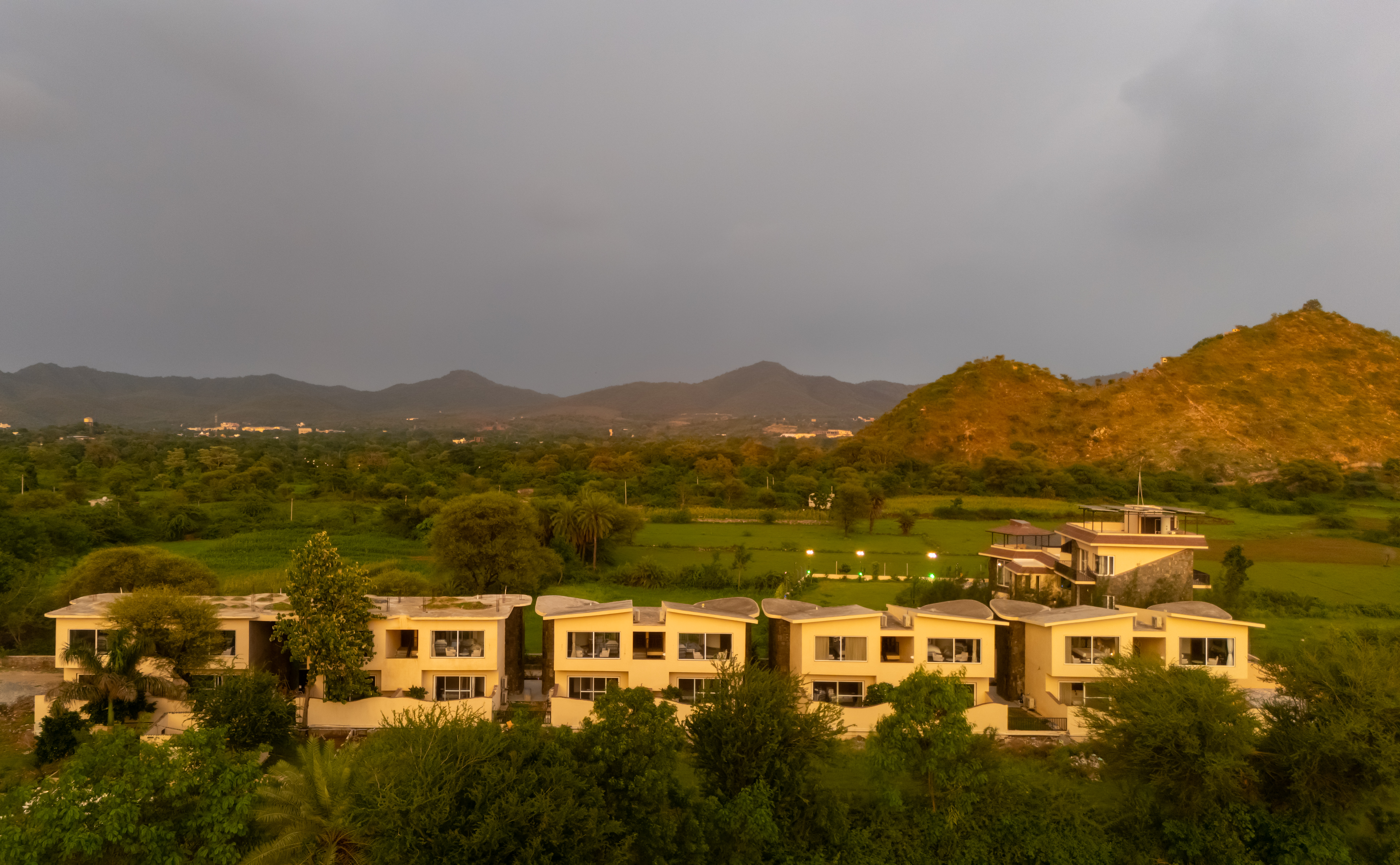 Pet-Friendly 1-Room Hotel Suite with Aravalli Hill Views — photo 16