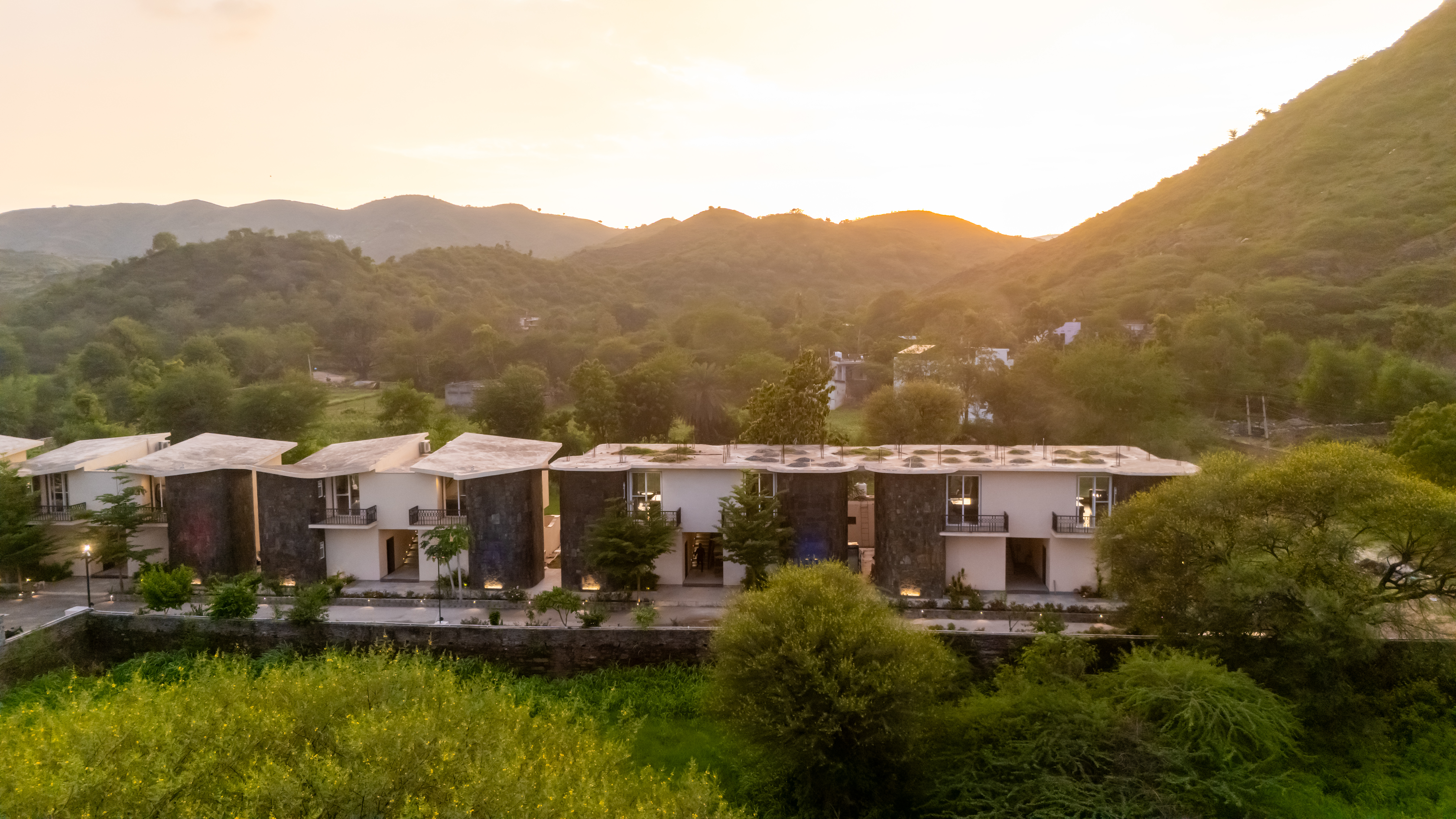 Pet-Friendly 1-Room Hotel Suite with Aravalli Hill Views — photo 18