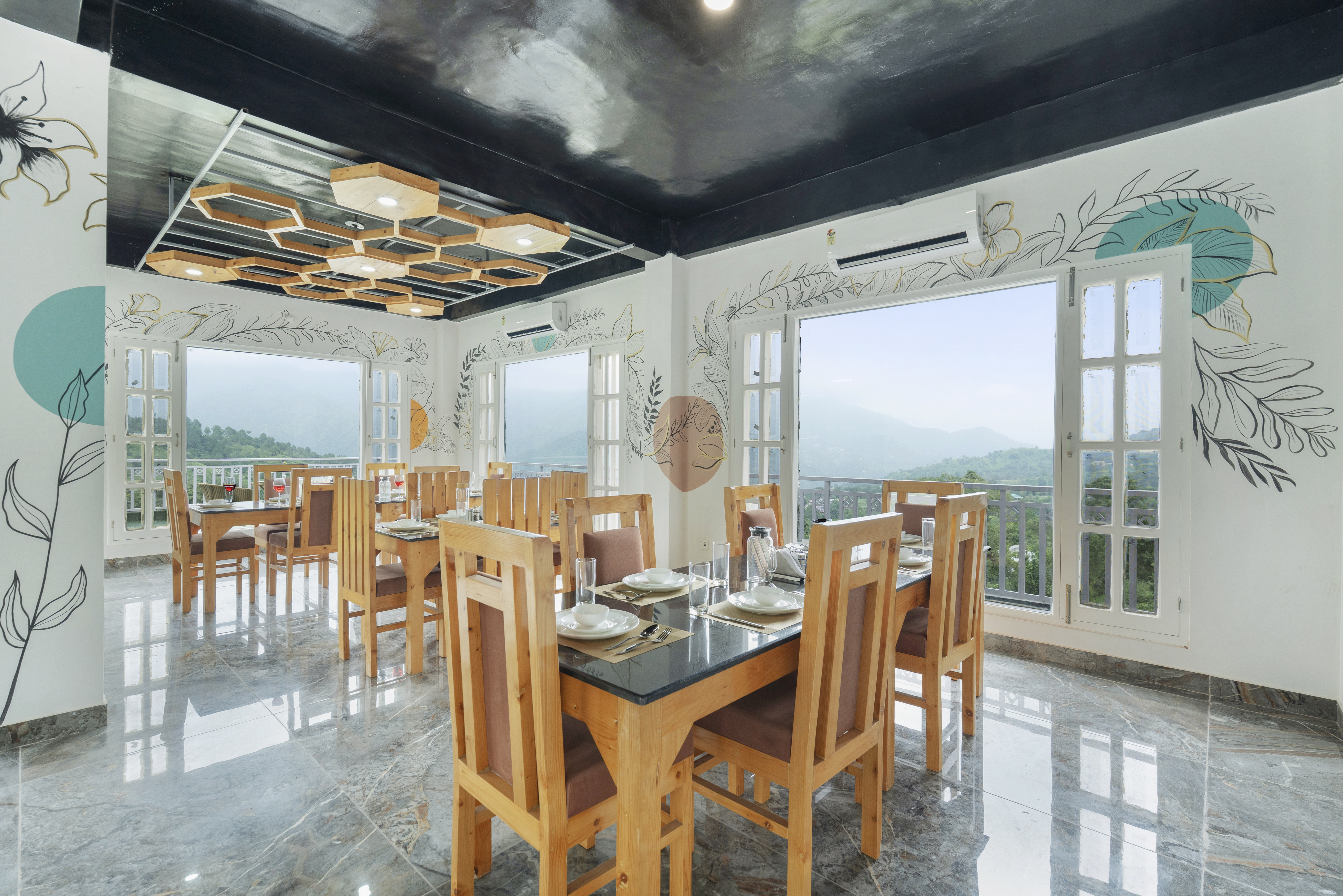 Luxury Pet-Friendly Room with Private Balcony, Hill Views, Shared Pool Table & Restaurant — photo 30