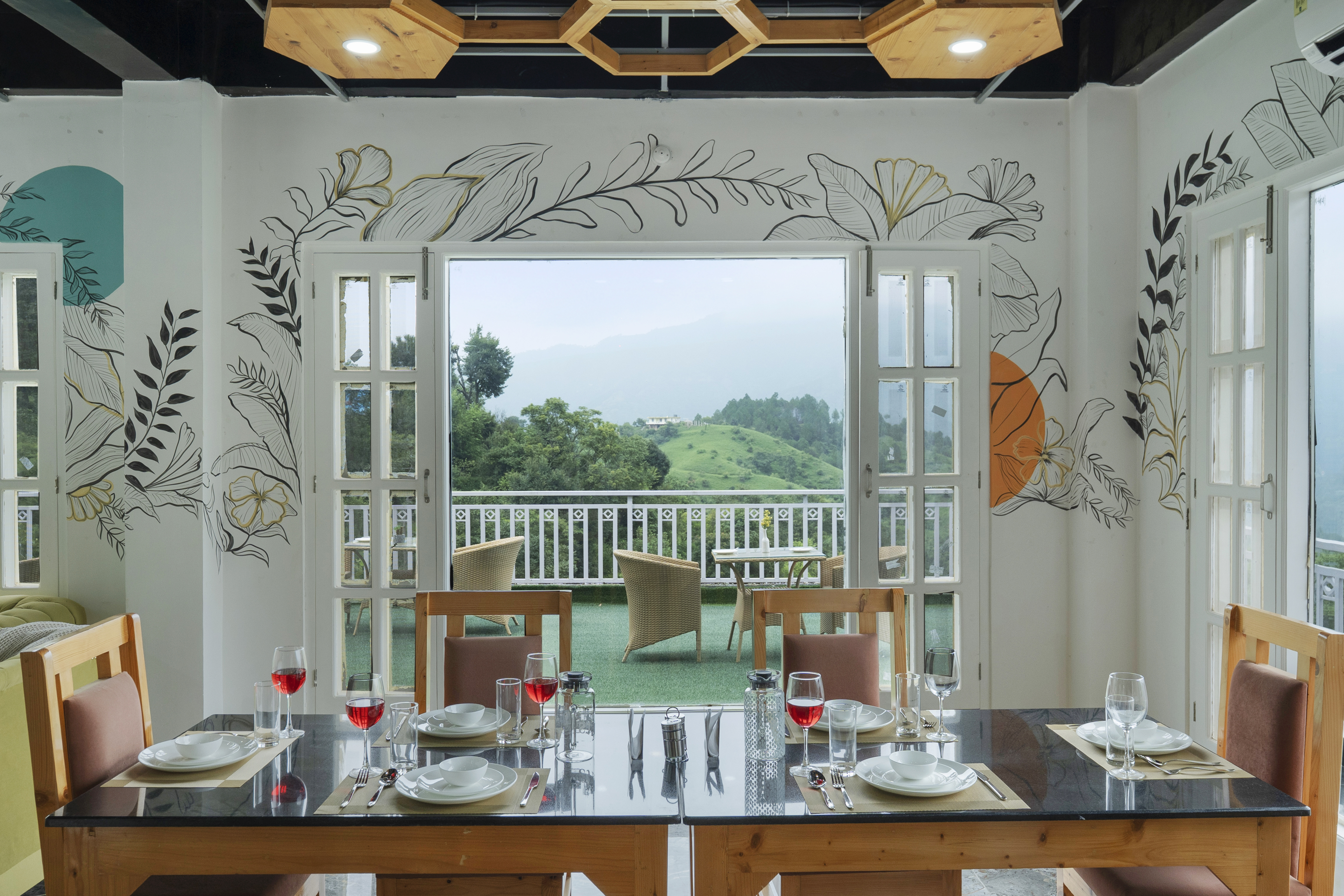 Luxury Pet-Friendly Room with Private Balcony, Hill Views, Shared Pool Table & Restaurant — photo 19