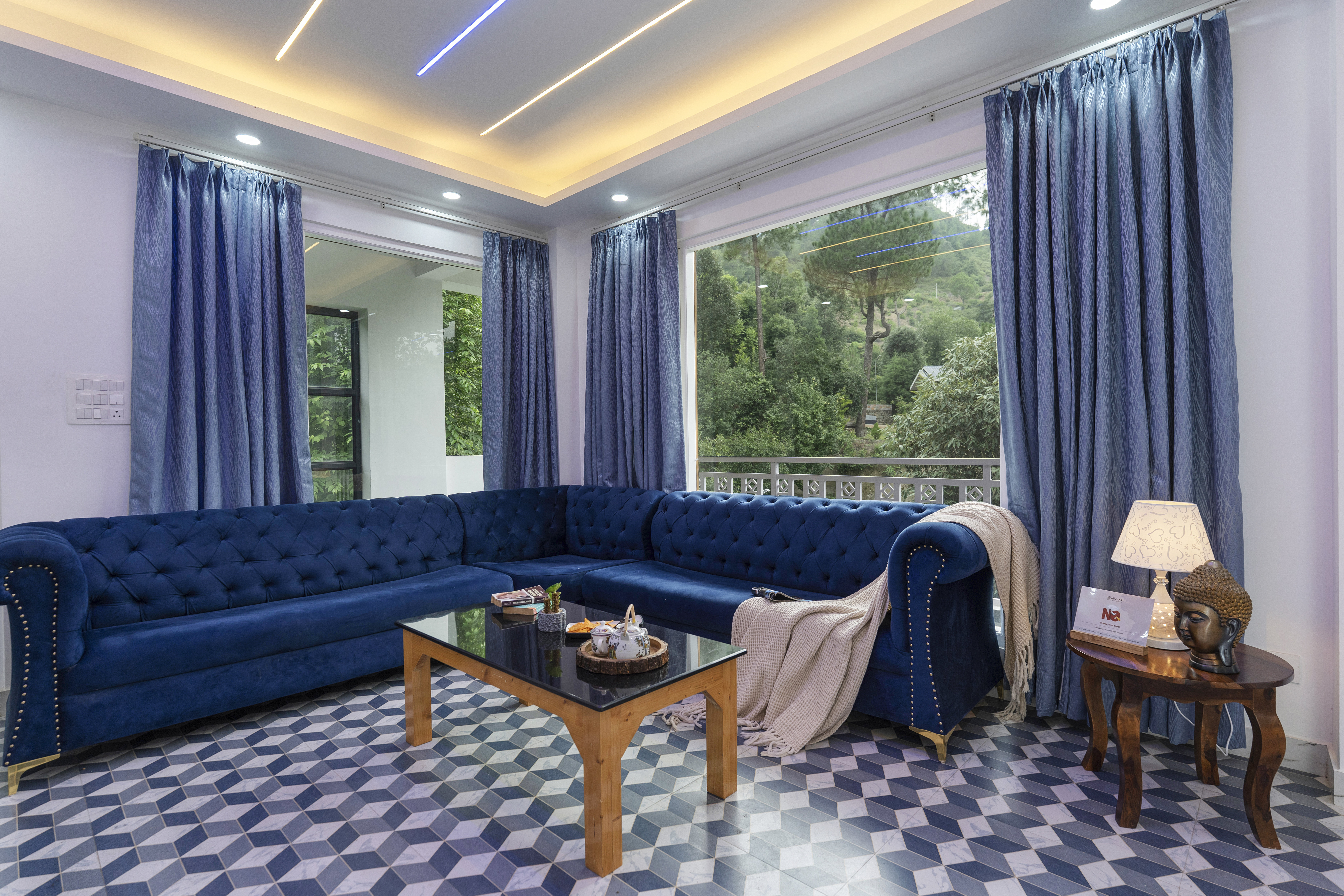 Luxury Pet-Friendly Room with Private Balcony, Hill Views, Shared Pool Table & Restaurant — photo 10