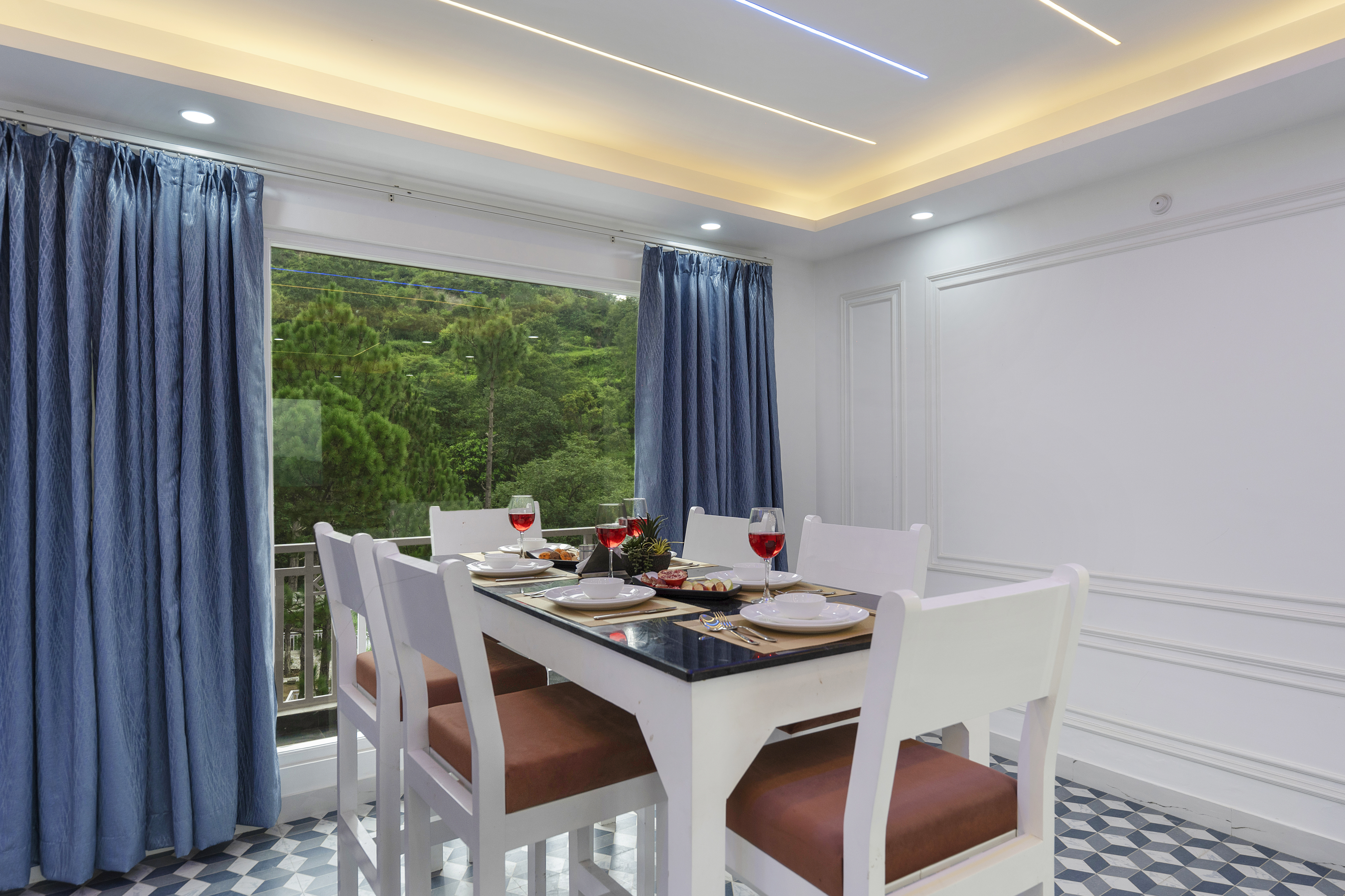 Pet-Friendly 2 BHK Apartment with Attic, Valley Views & Pool Table — photo 11
