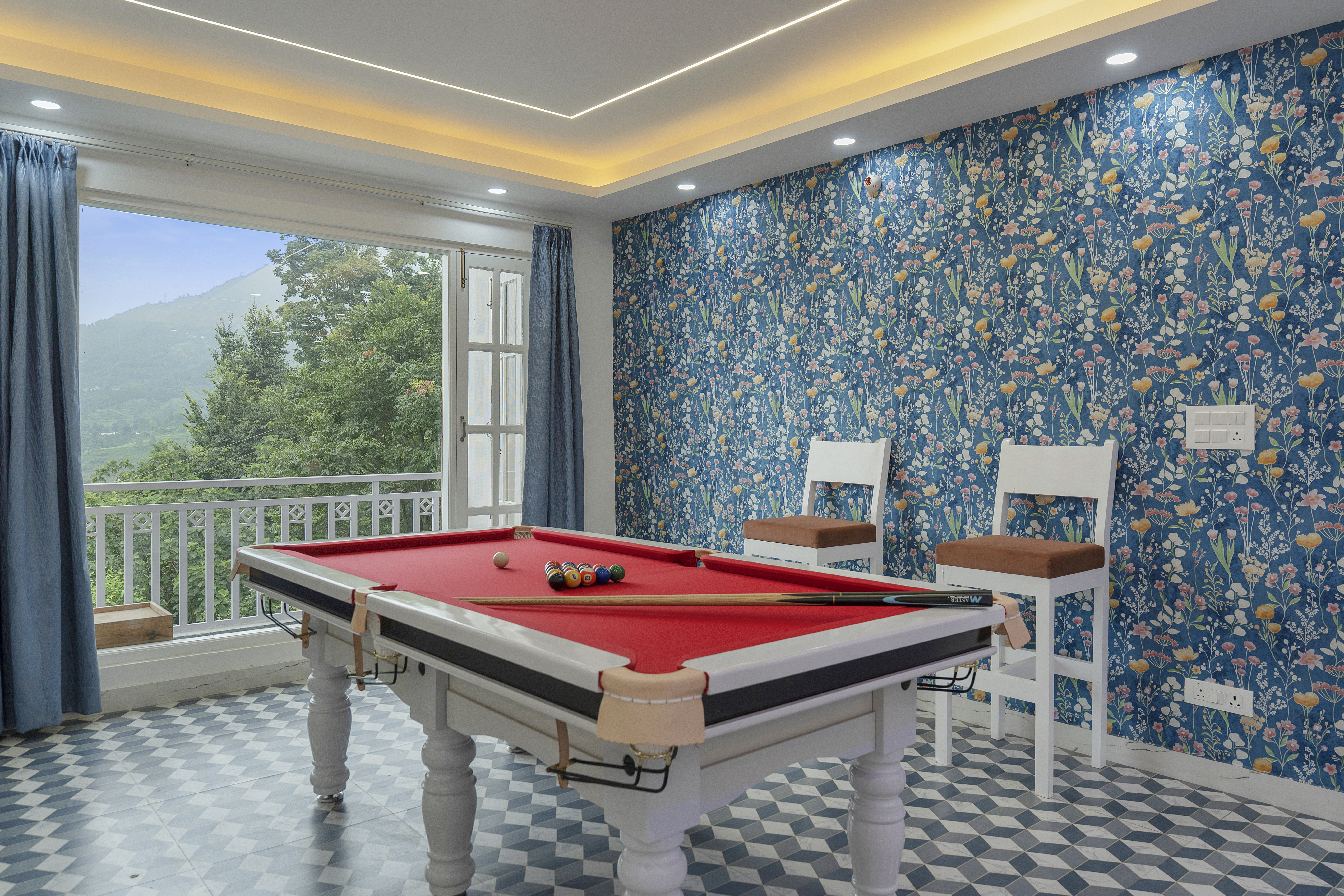 Luxury Pet-Friendly Room with Private Balcony, Hill Views, Shared Pool Table & Restaurant — photo 8