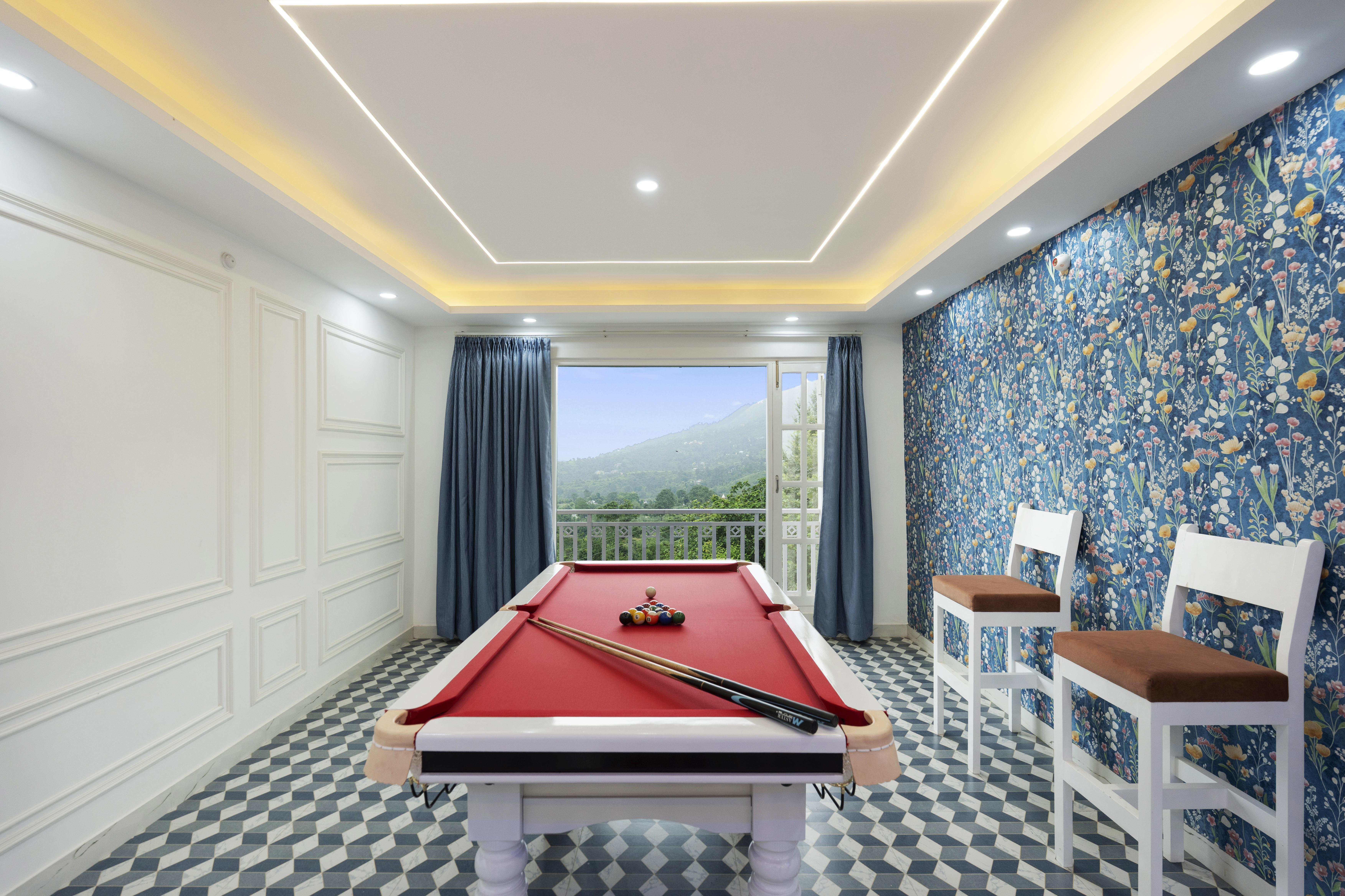 Luxury Pet-Friendly Room with Private Balcony, Hill Views, Shared Pool Table & Restaurant — photo 16
