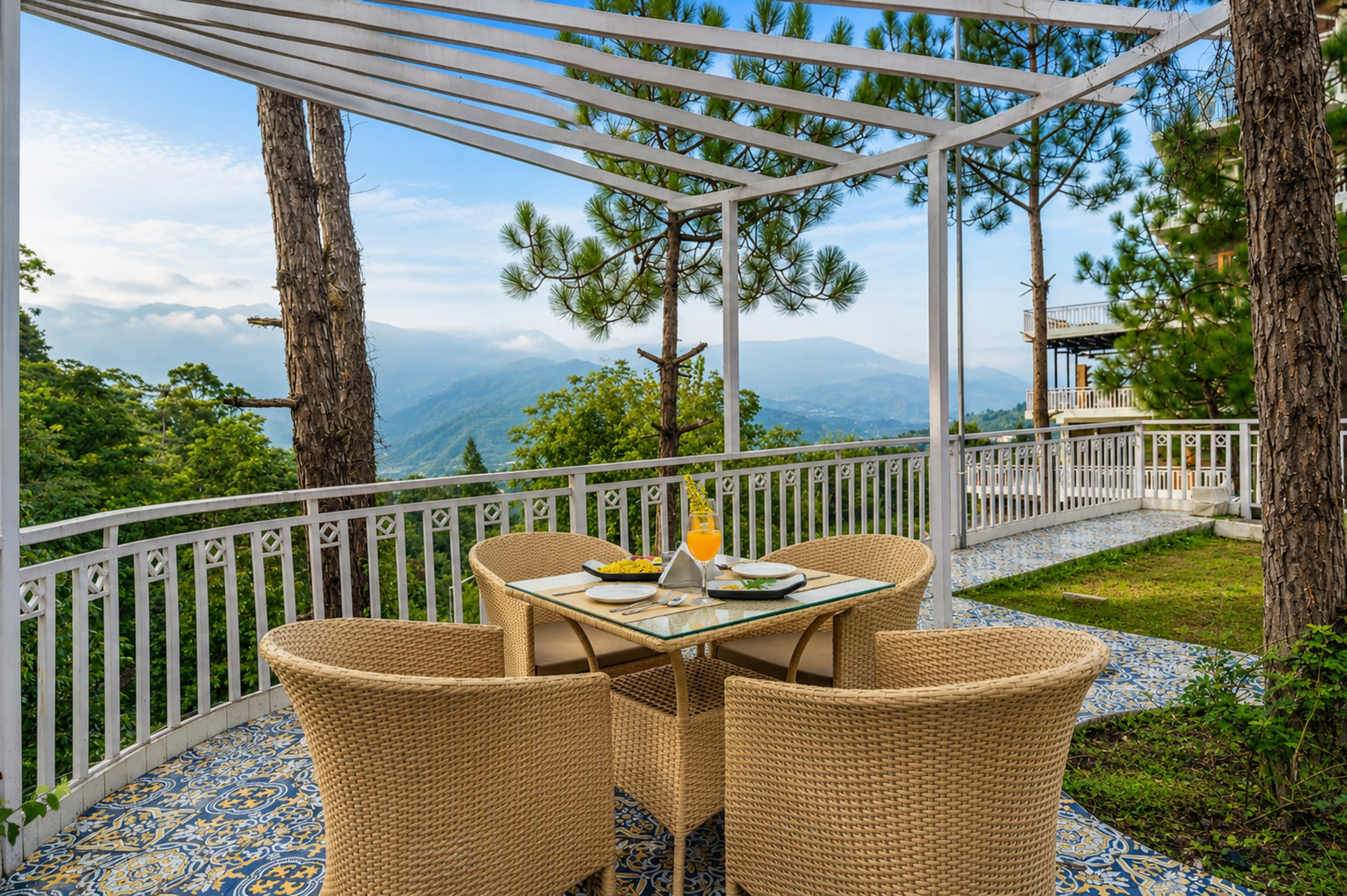 Luxury Pet-Friendly Room with Private Balcony, Hill Views, Shared Pool Table & Restaurant — photo 7