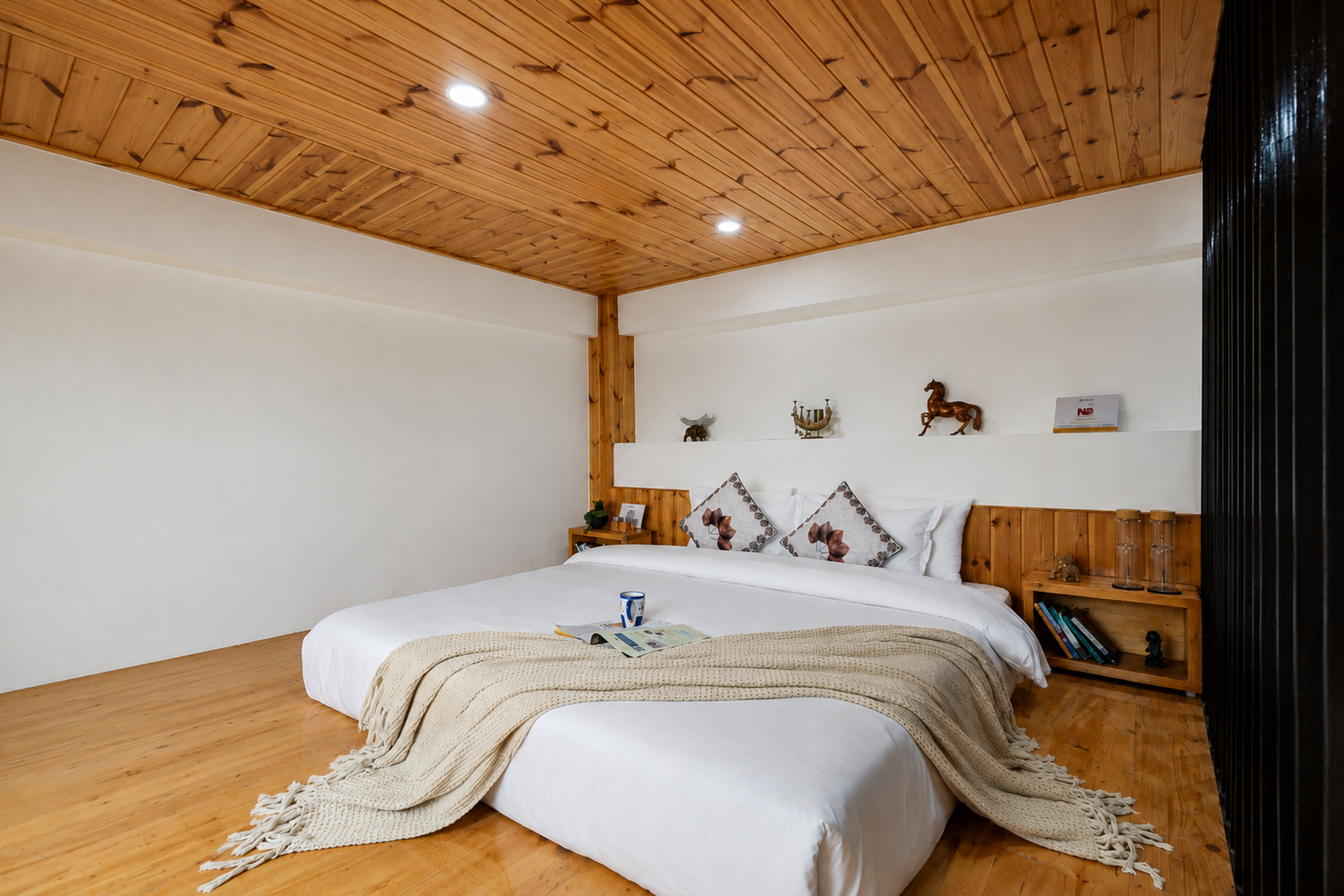Pet-Friendly 2 BHK Apartment with Attic, Valley Views & Pool Table — photo 28