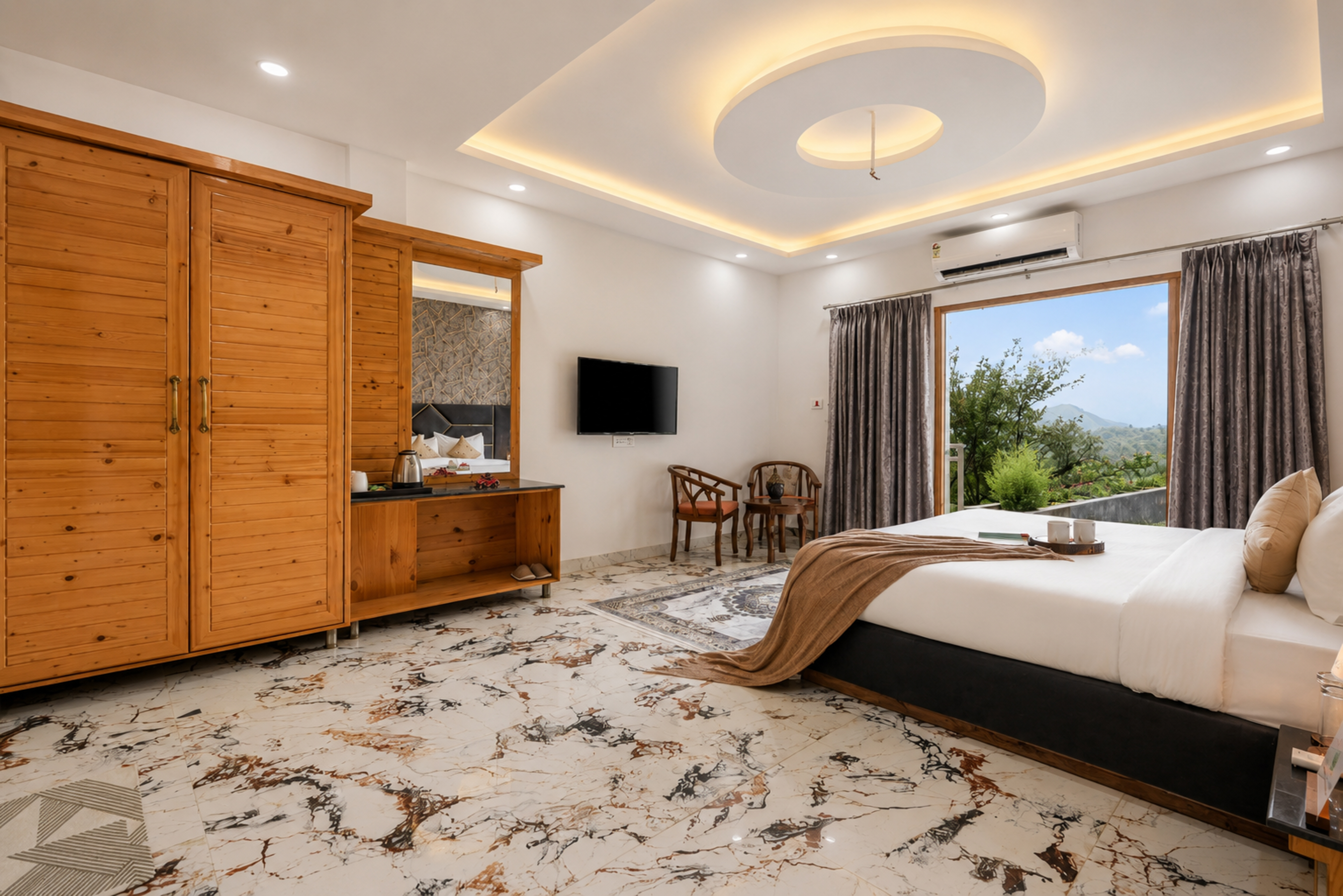 Pet-Friendly 2 BHK Apartment with Attic, Valley Views & Pool Table — photo 24