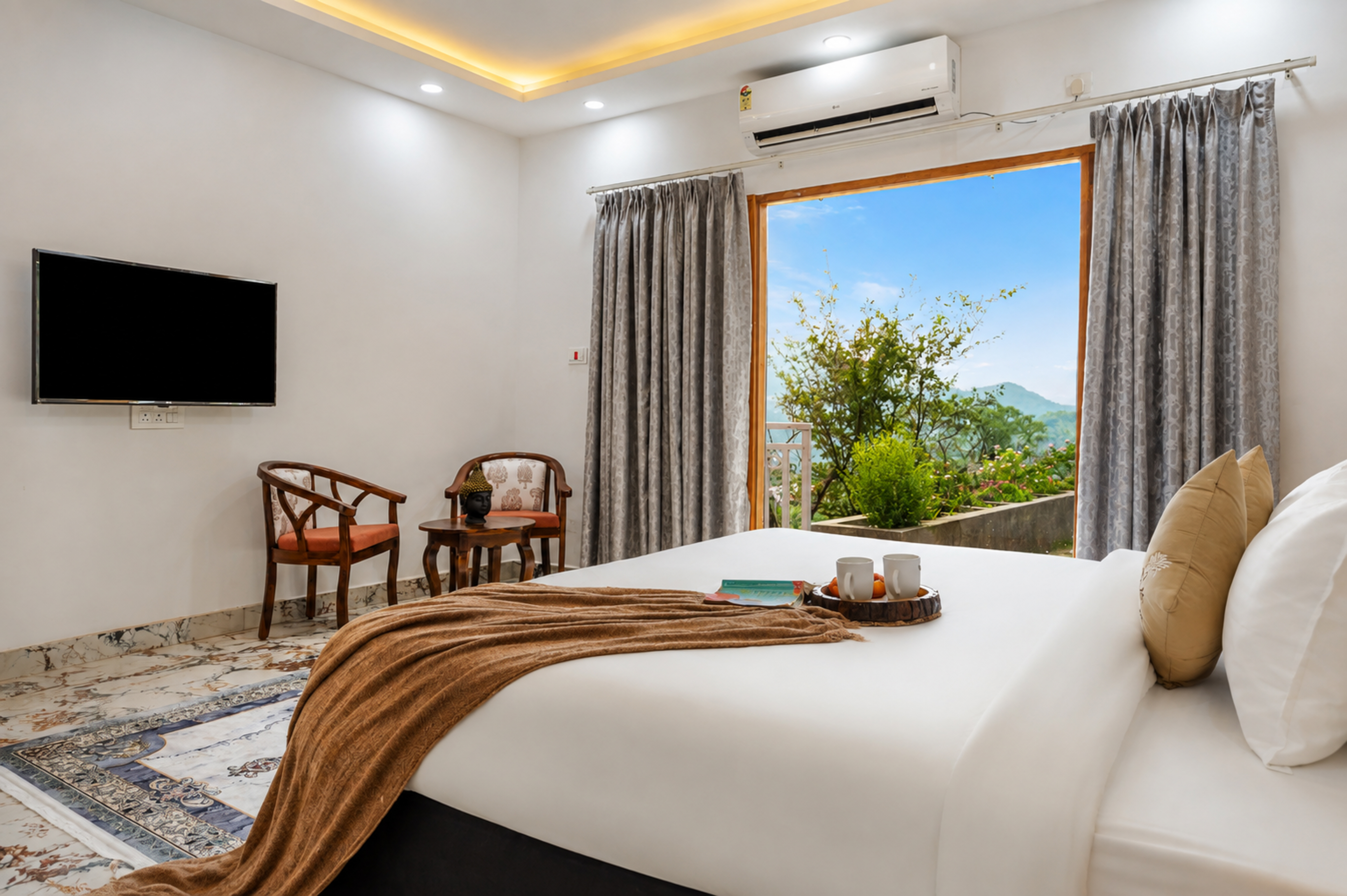 Pet-Friendly 2 BHK Apartment with Attic, Valley Views & Pool Table — photo 37
