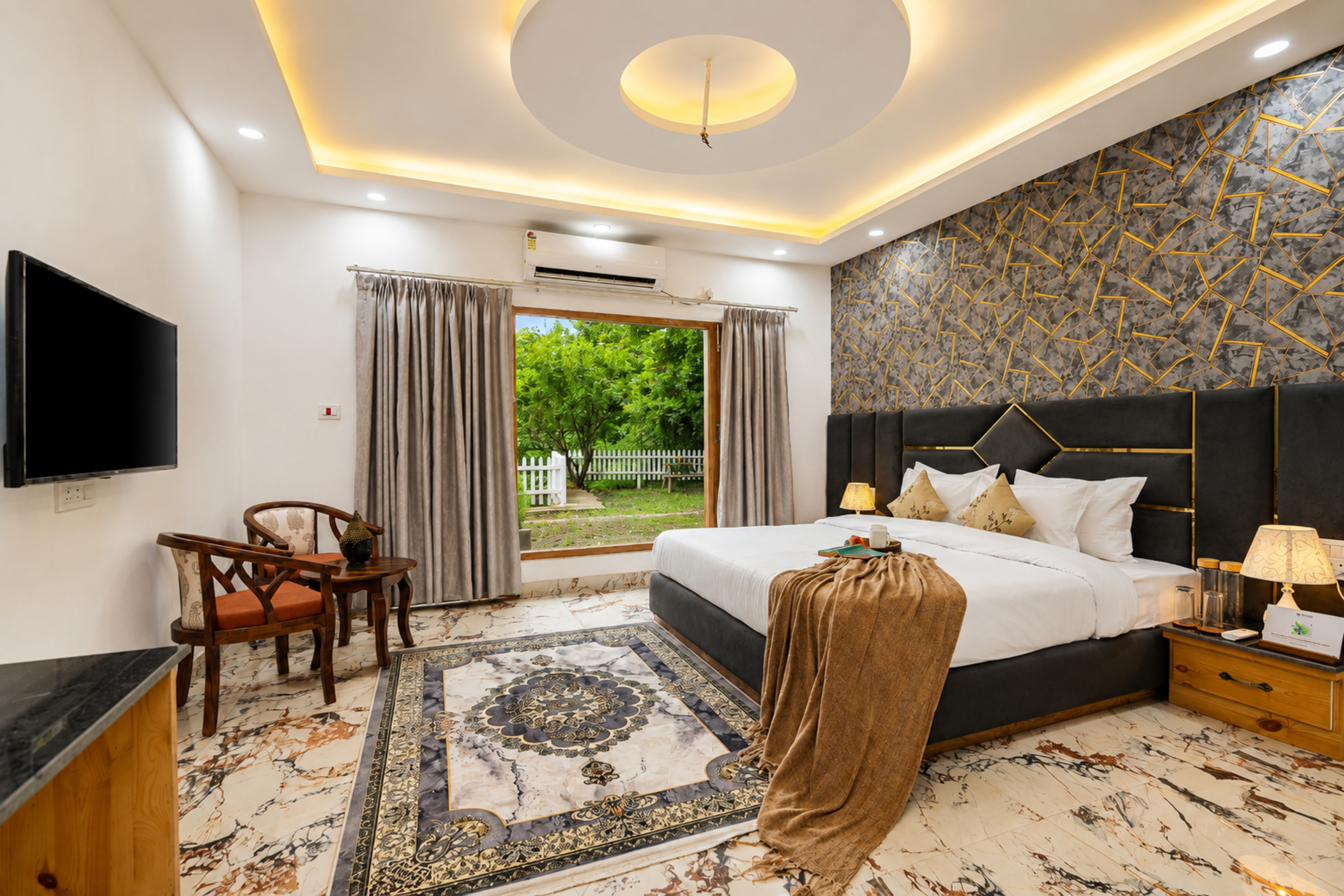 Pet-Friendly 2 BHK Apartment with Attic, Valley Views & Pool Table — photo 36