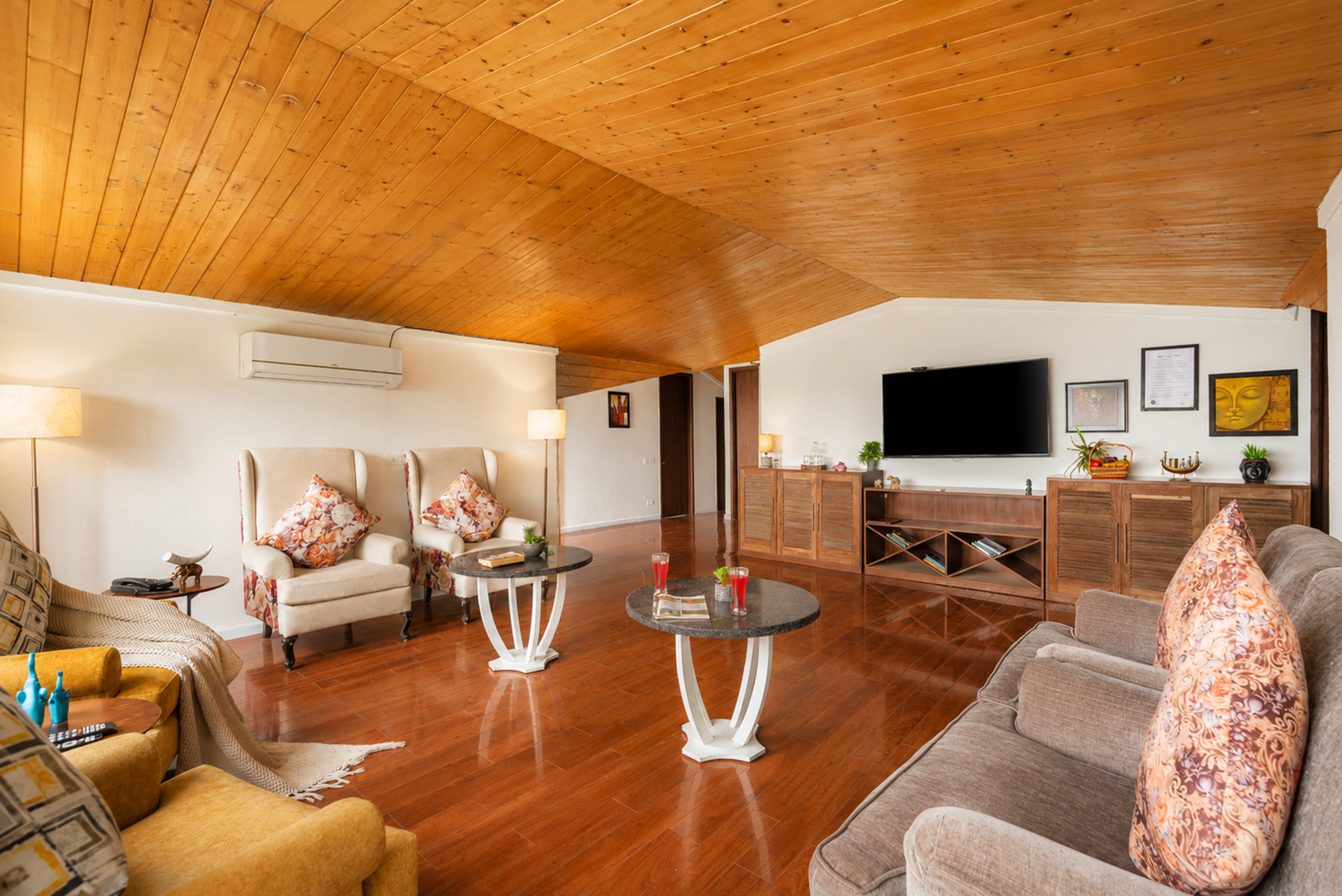 Pet-Friendly 4 BHK Attic Apartment with Private Balconies, Forest View, Reception & Indoor Games — photo 5