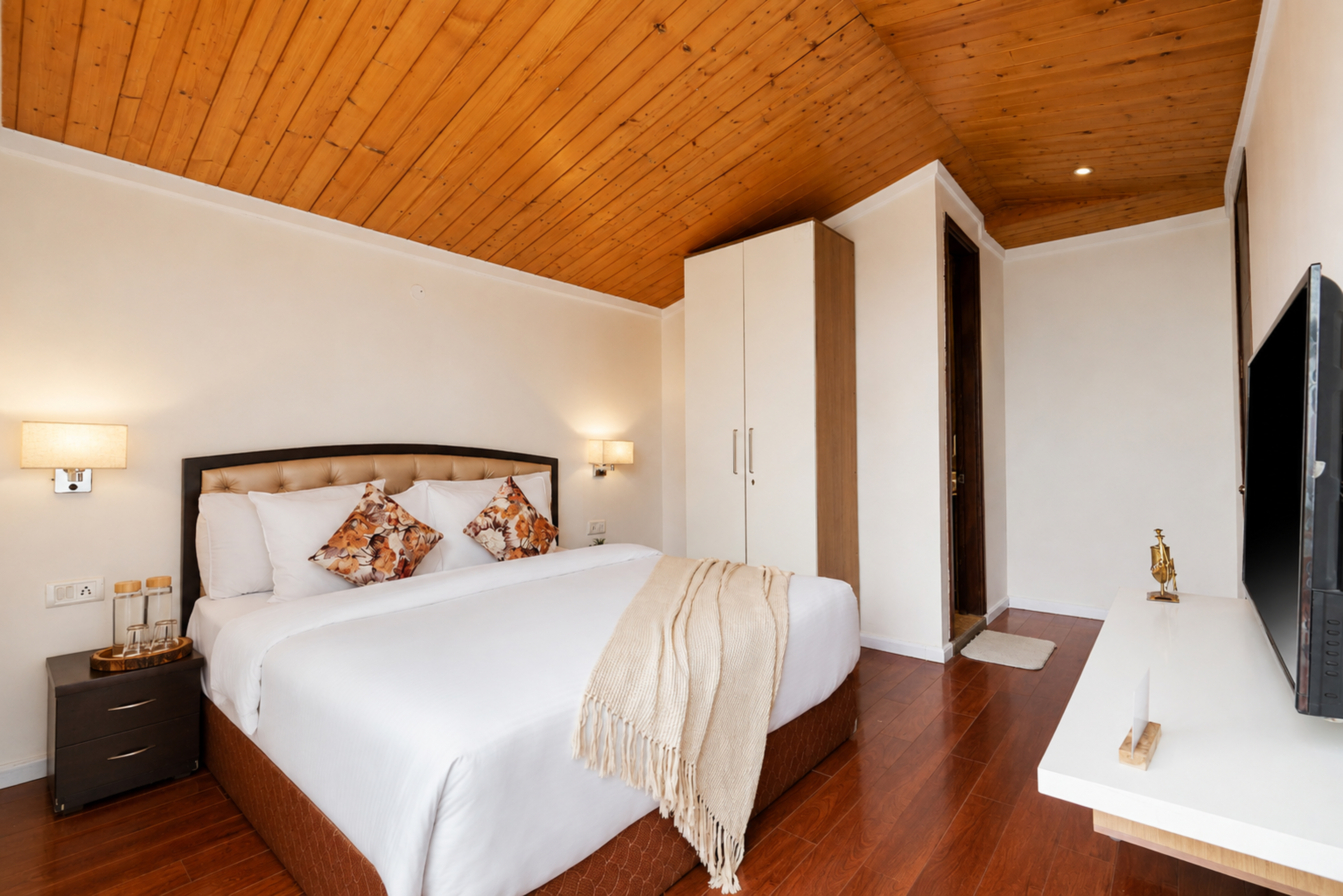 Pet-Friendly 4 BHK Attic Apartment with Private Balconies, Forest View, Reception & Indoor Games — photo 37