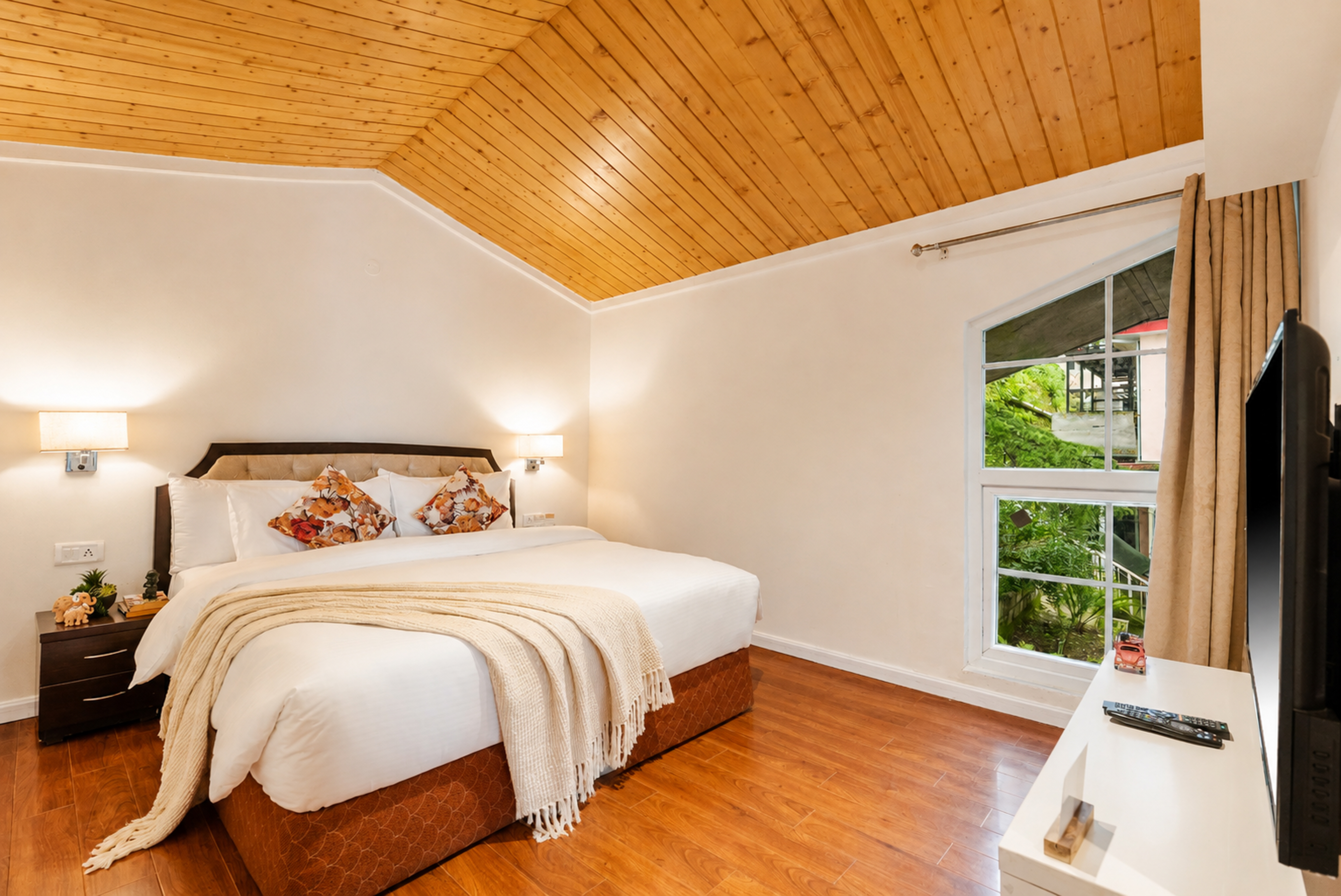 Pet-Friendly 4 BHK Attic Apartment with Private Balconies, Forest View, Reception & Indoor Games — photo 16