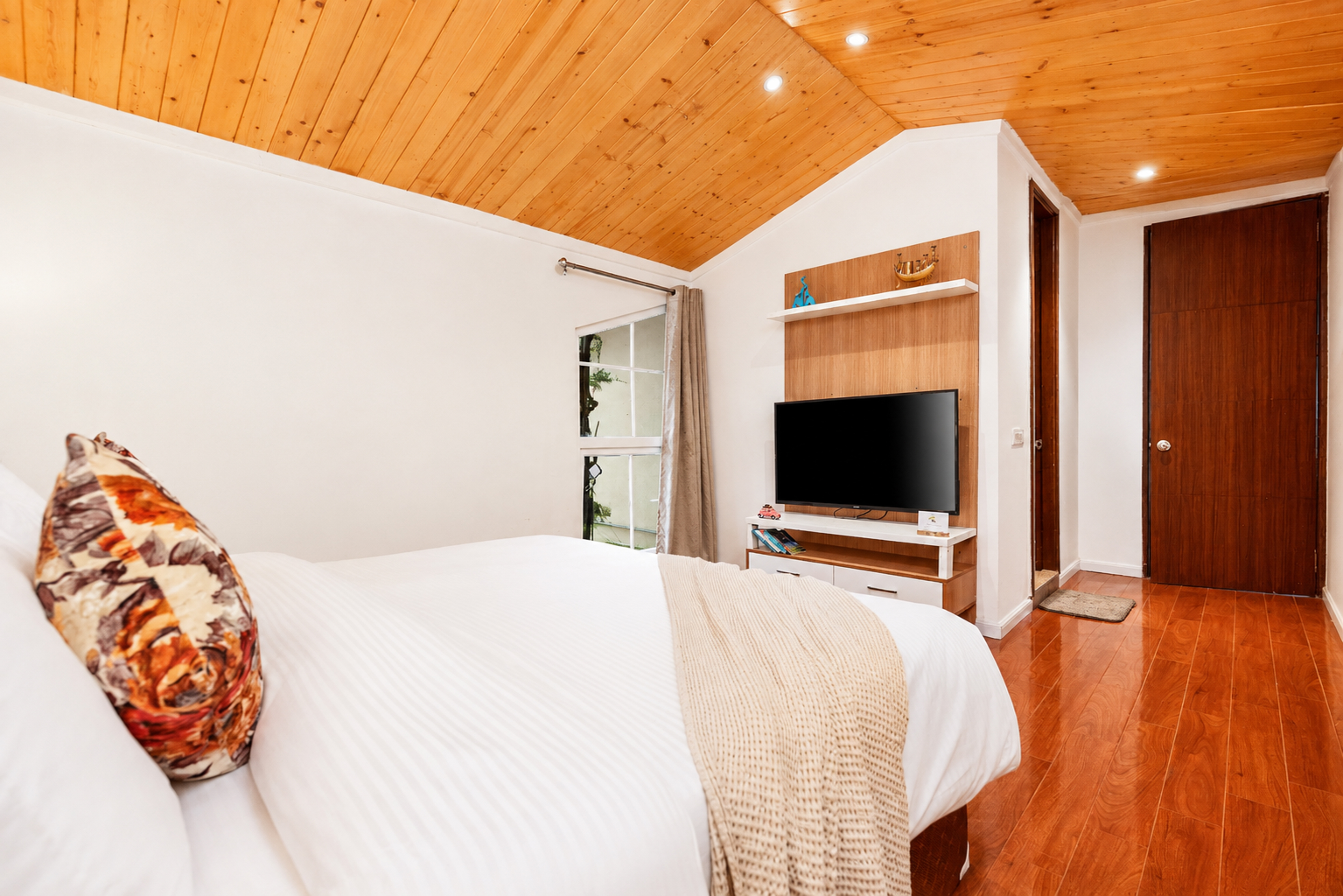 Pet-Friendly 4 BHK Attic Apartment with Private Balconies, Forest View, Reception & Indoor Games — photo 18