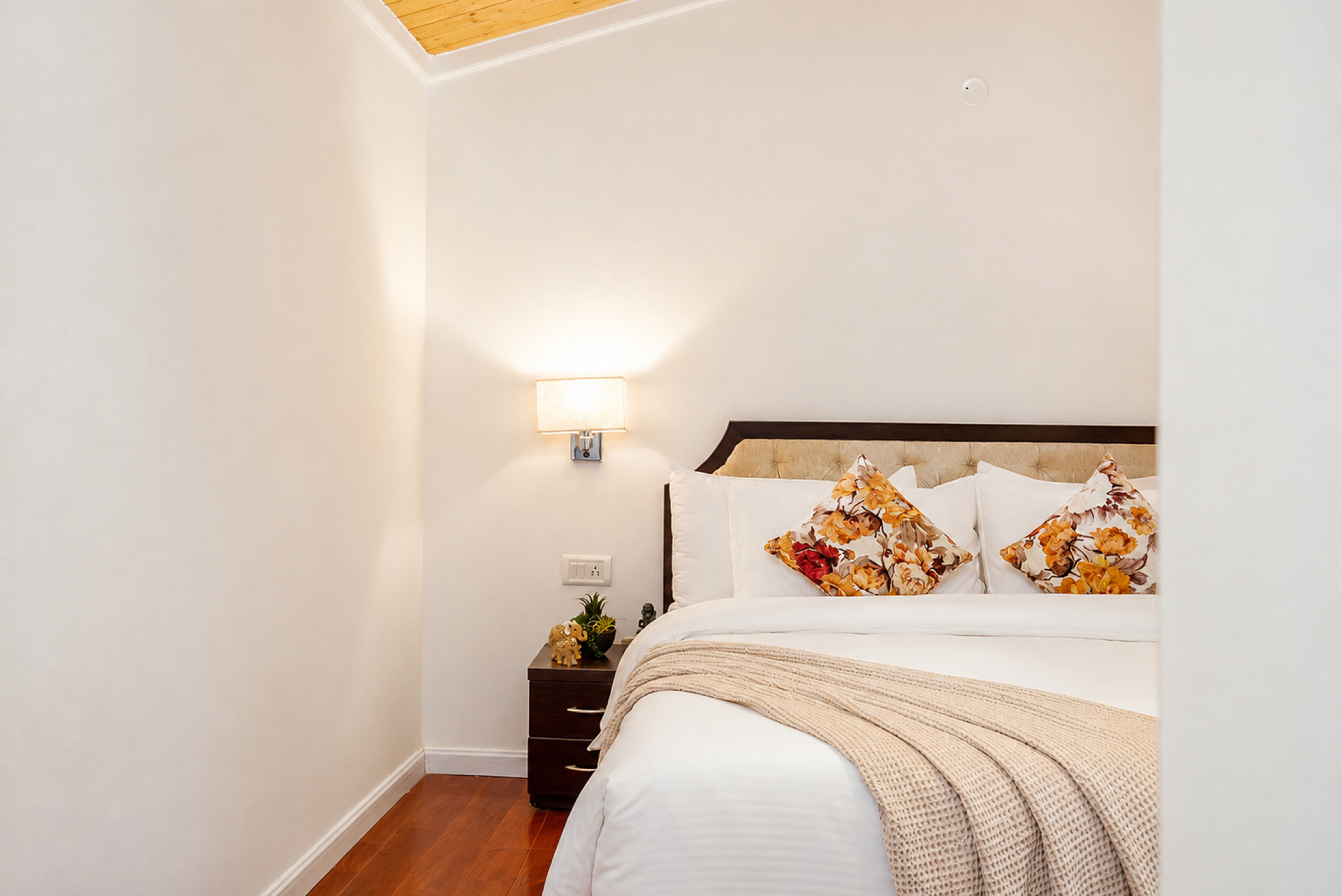 Pet-Friendly 4 BHK Attic Apartment with Private Balconies, Forest View, Reception & Indoor Games — photo 17