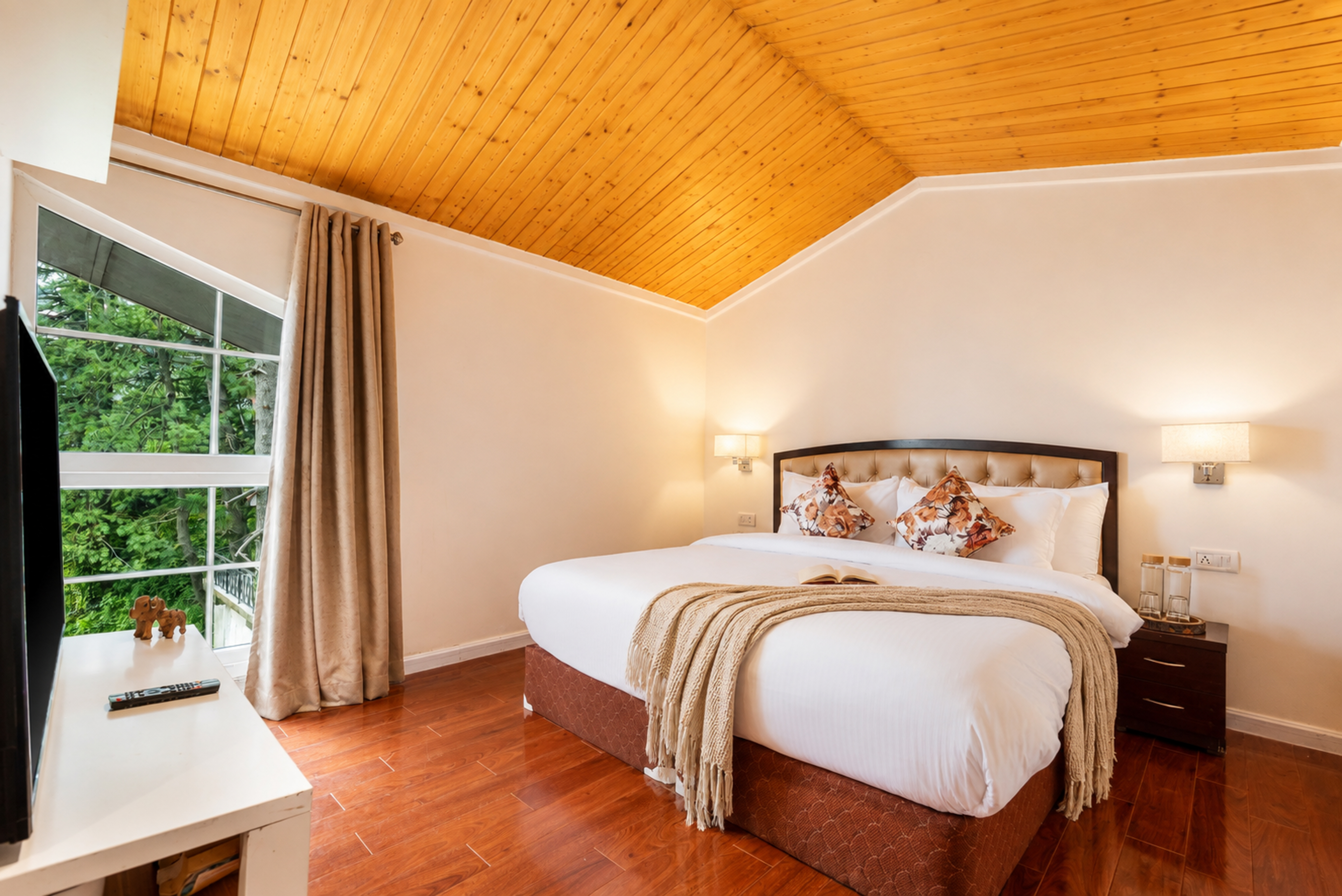 Pet-Friendly 4 BHK Attic Apartment with Private Balconies, Forest View, Reception & Indoor Games — photo 20