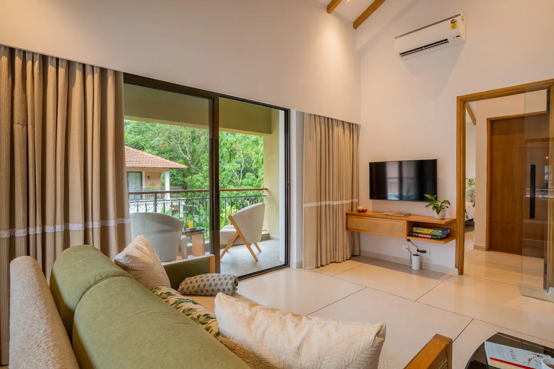 Entertainment lounge