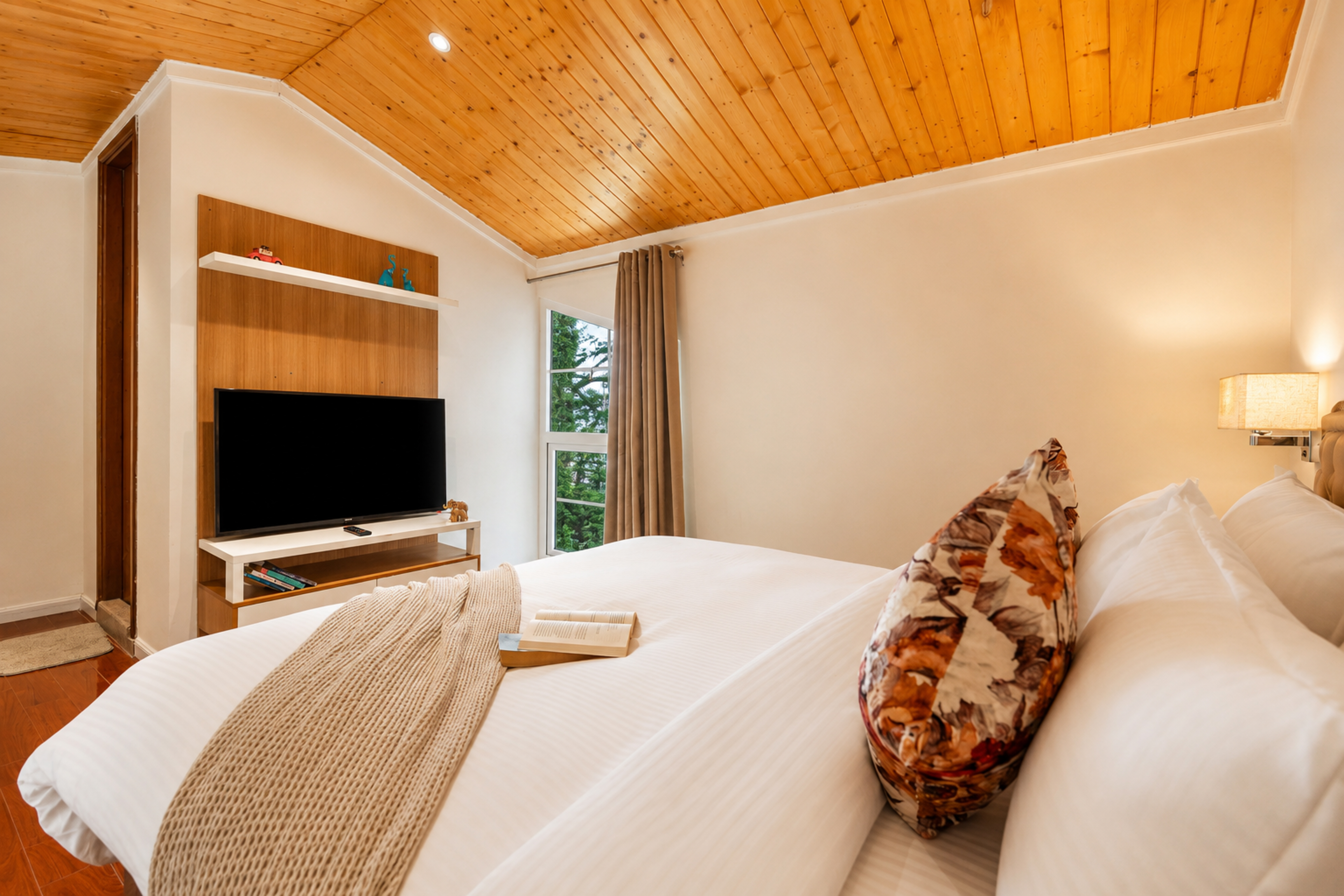 Pet-Friendly 4 BHK Attic Apartment with Private Balconies, Forest View, Reception & Indoor Games — photo 22