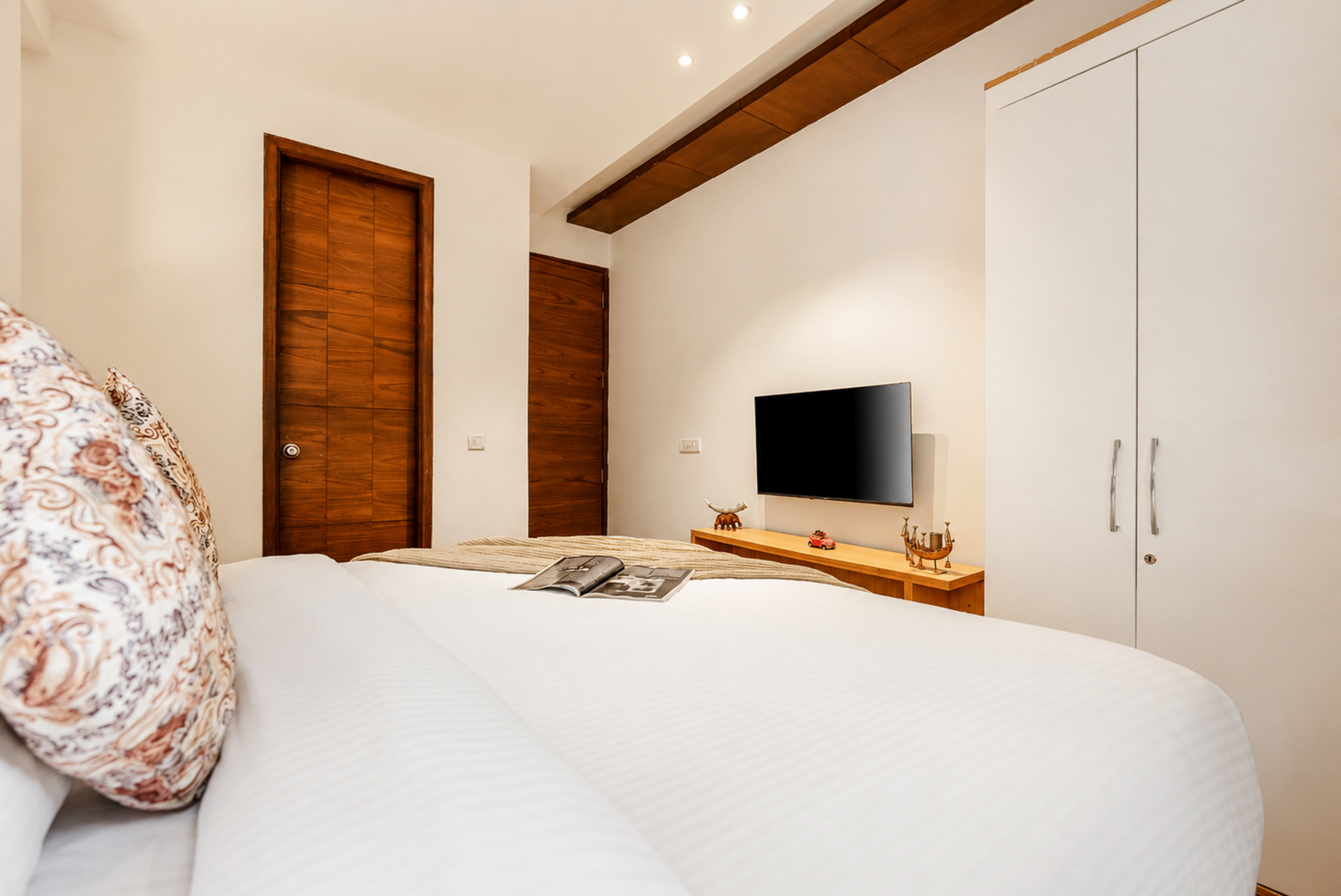 2 BHK Pet-Friendly Valley-View Apartment with Lounge & Reception — photo 16