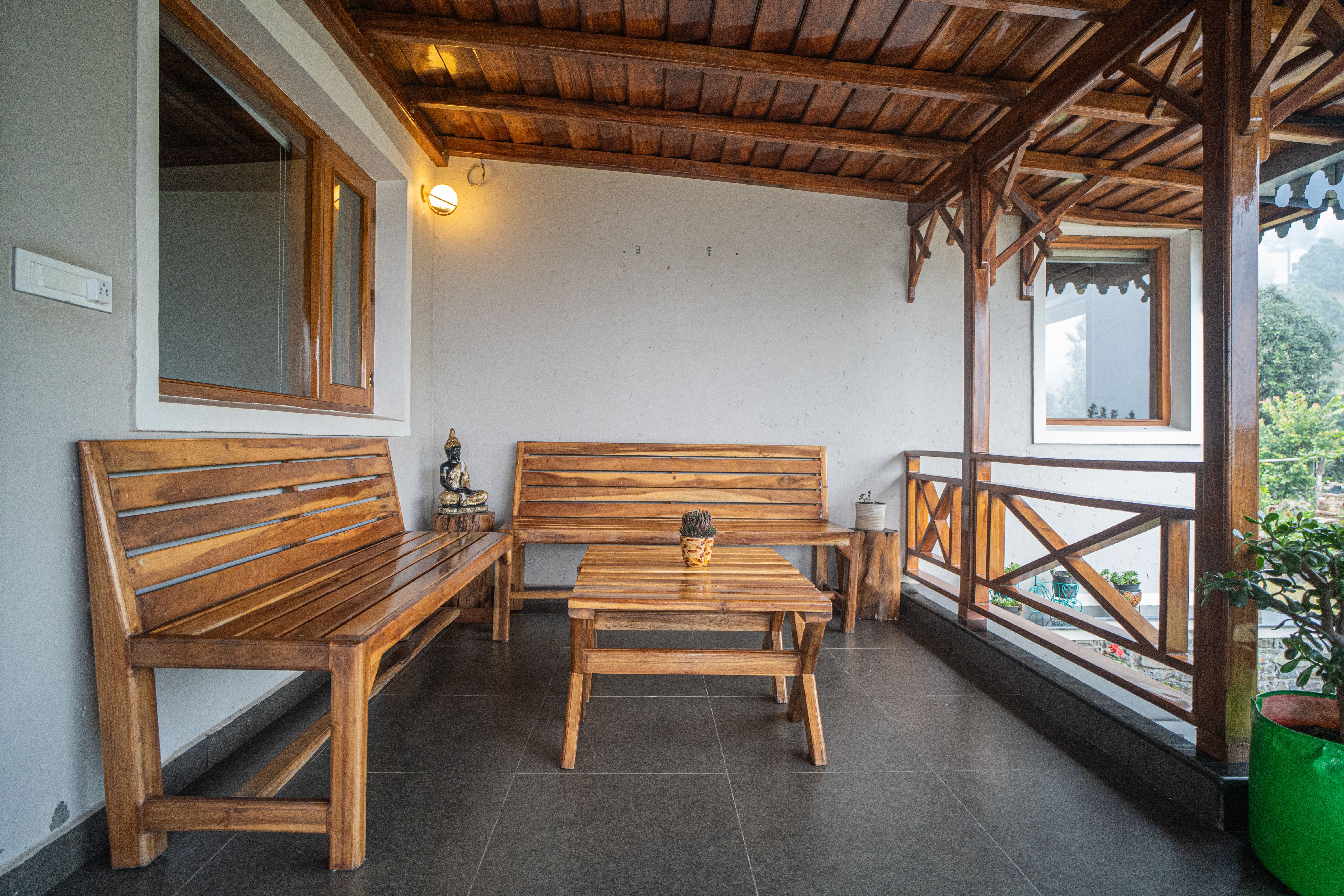 Sit-out area 