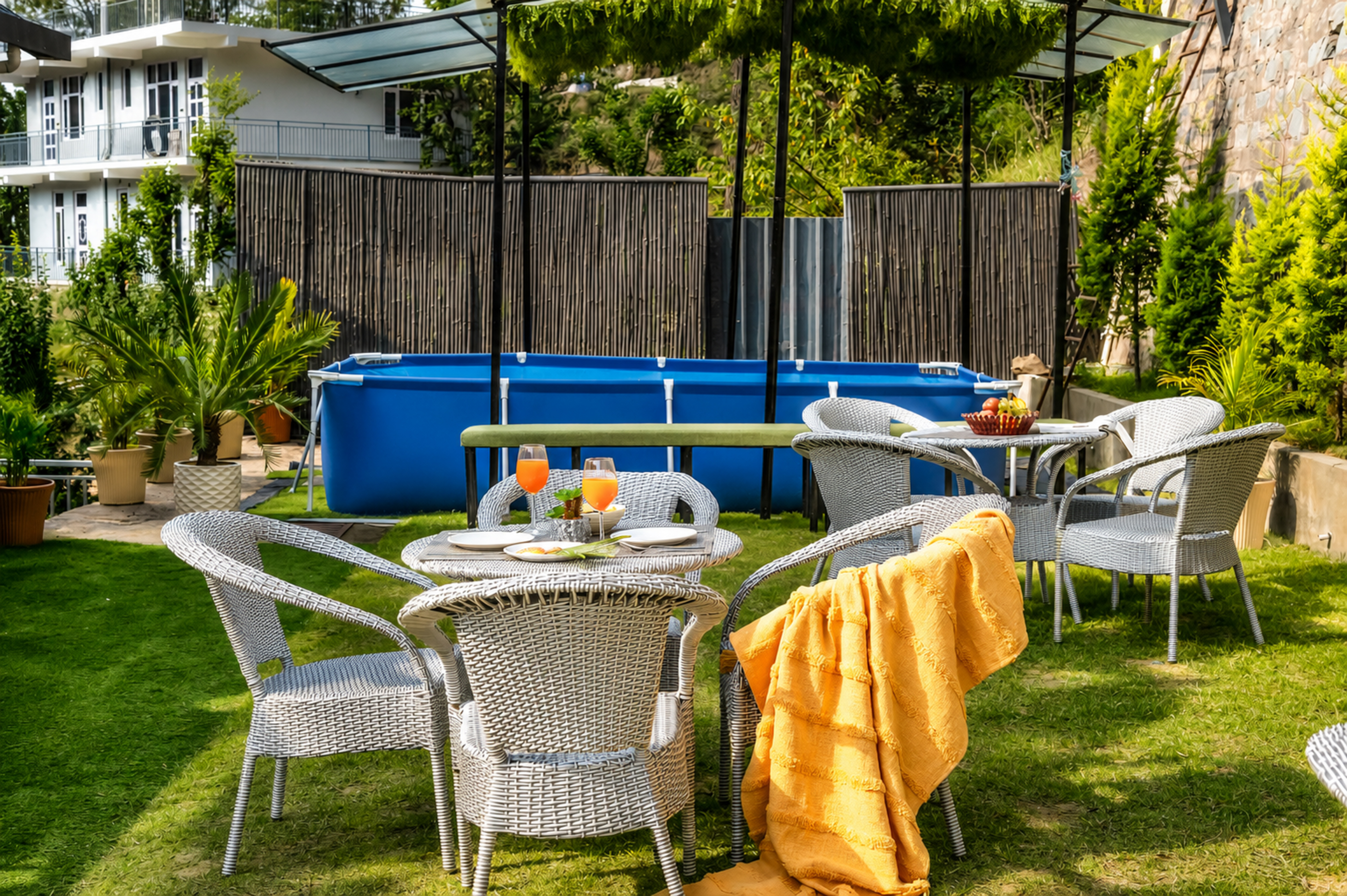Sit-out area