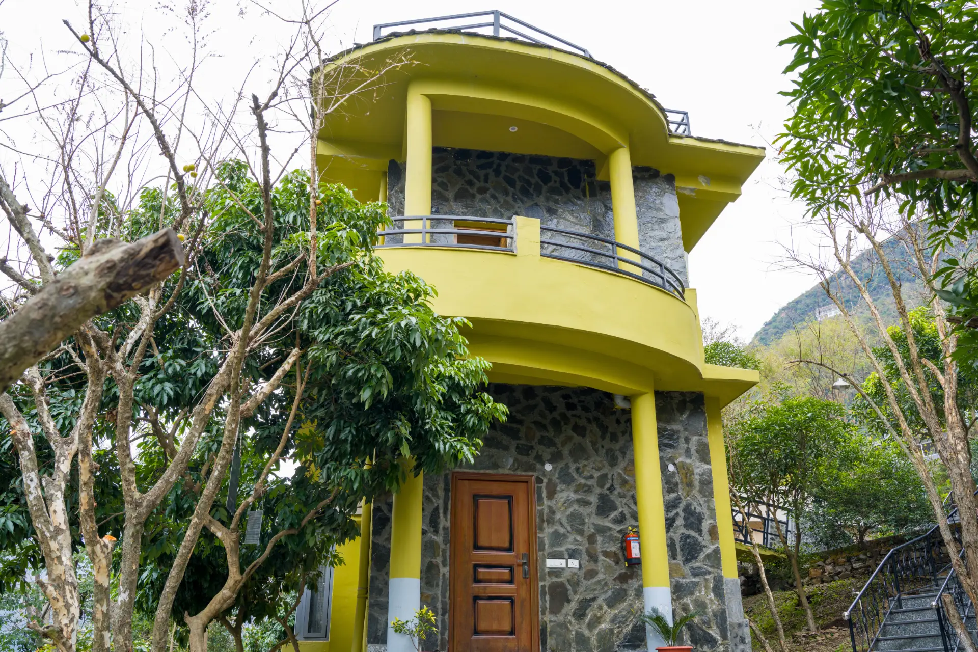 Zephyr Stoneva | Peaceful Mountain Retreat With Pool, Gym & Dining