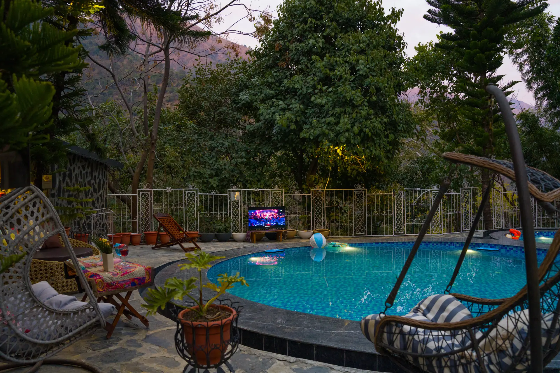Zephyr Classic Cottage, Mussoorie - Swimming pool