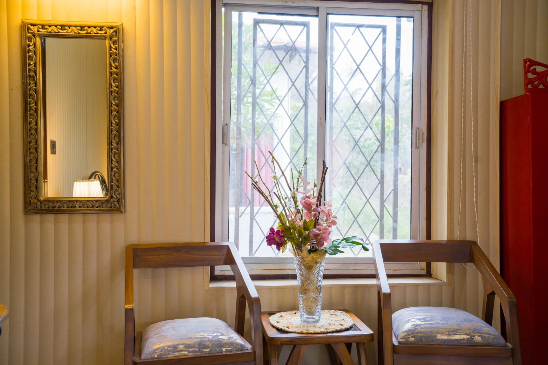Zephyr Classic Cottage, Mussoorie - Flower vase