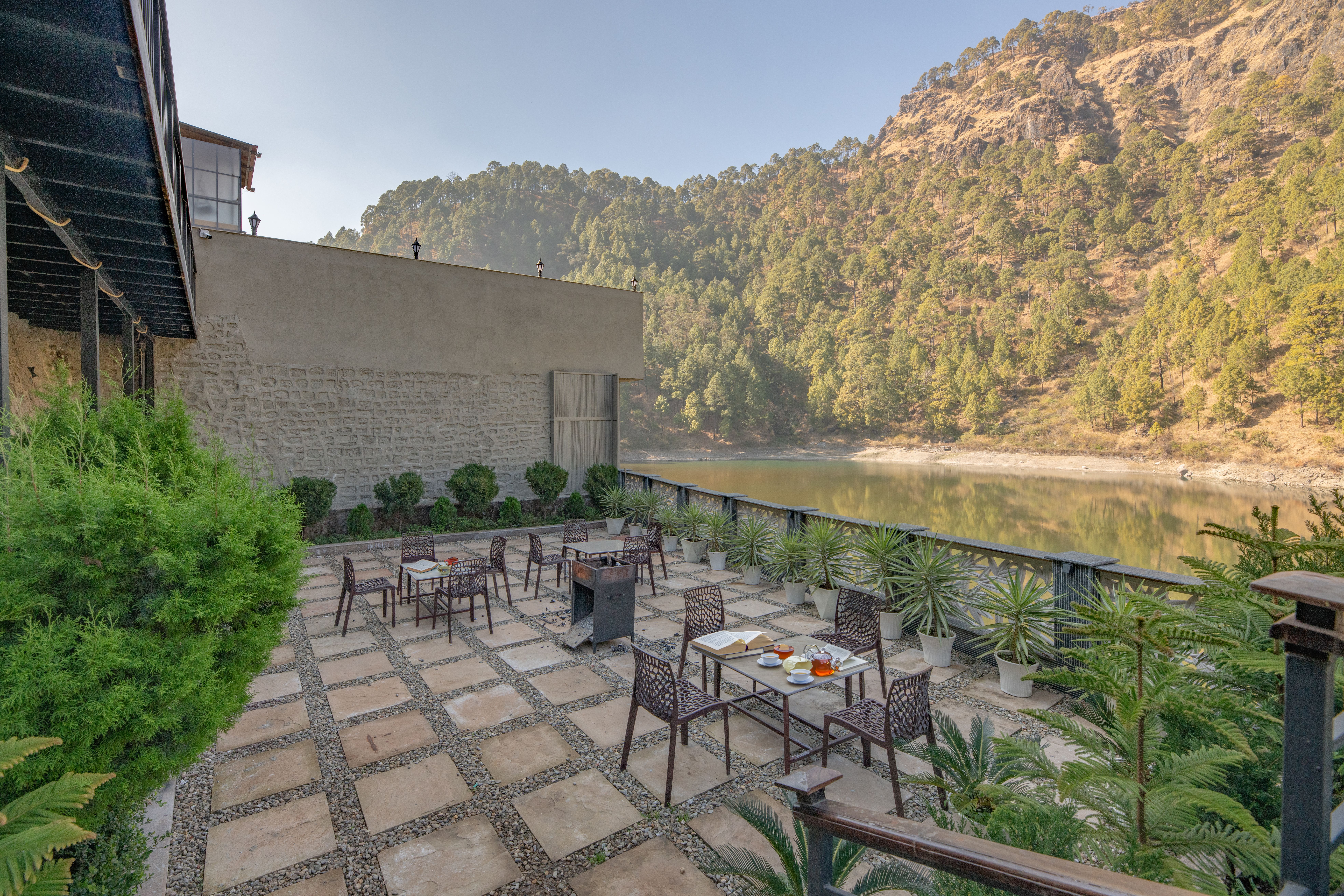 Sit-out area 