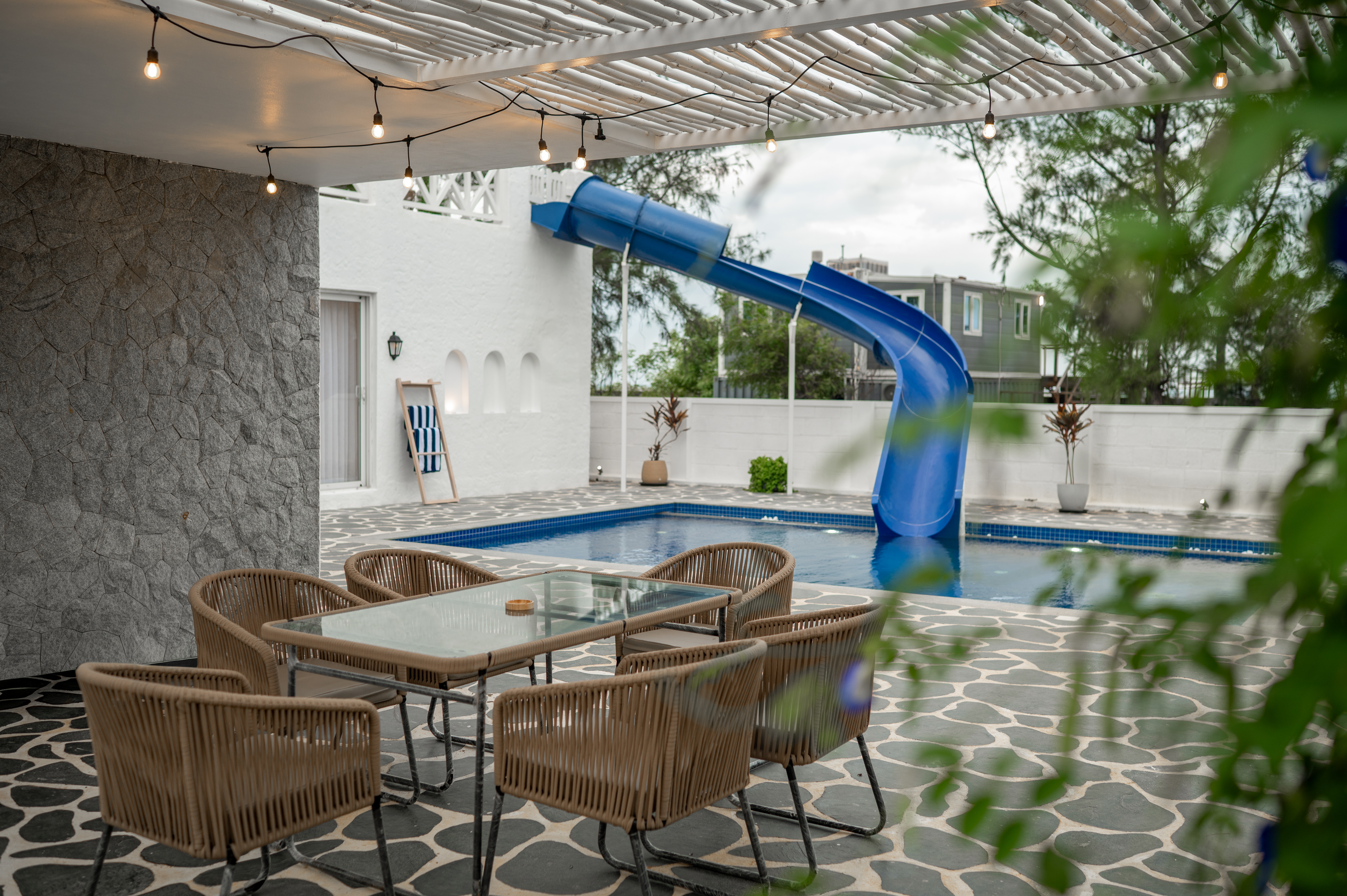 Greek Style 2-BHK Villa with Private Swimming Pool, Water Slide, Garden, Open Shower, Jacuzzi, Bathtub & Beach Views — photo 25