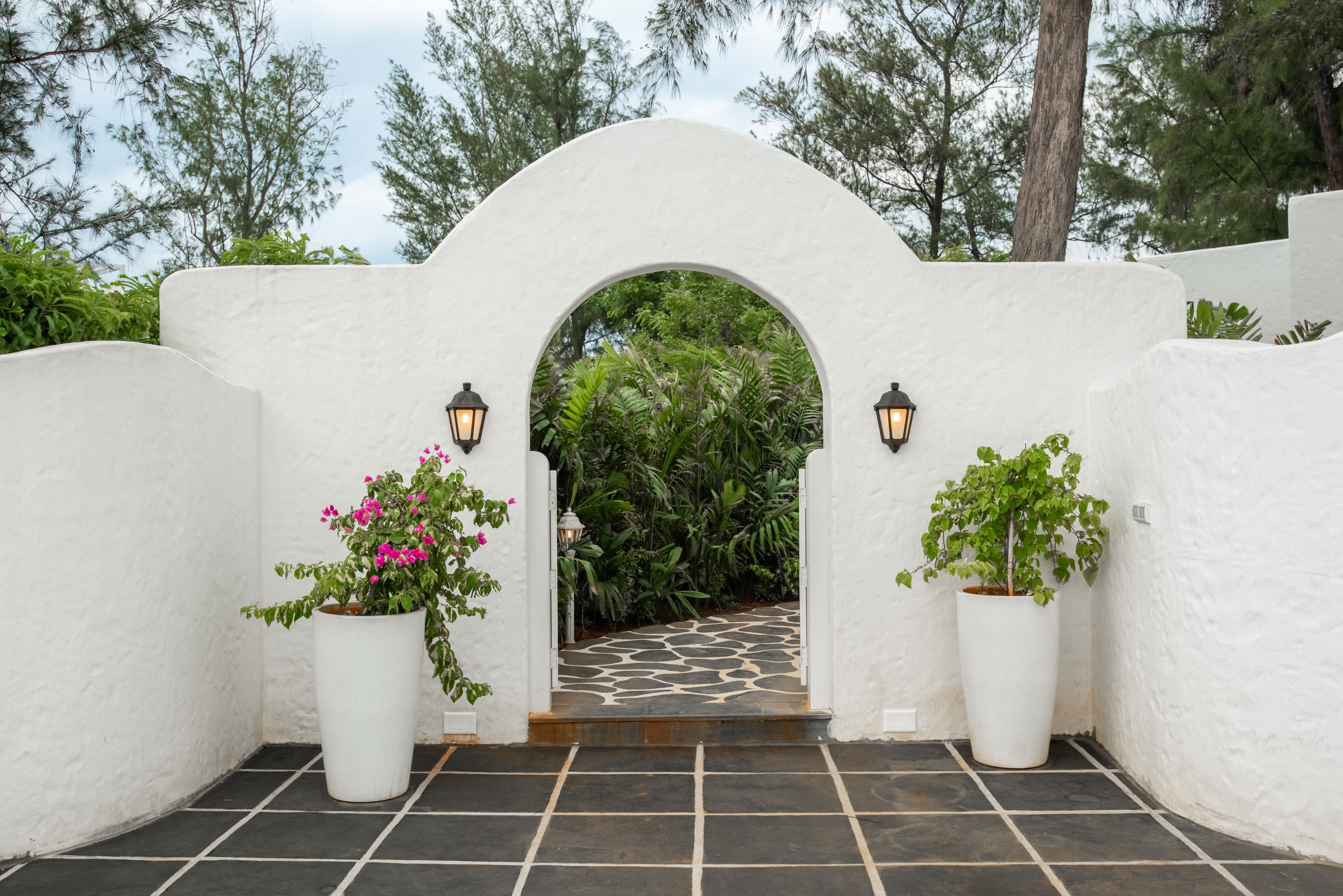 Greek Style 2-BHK Villa with Private Swimming Pool, Water Slide, Garden, Open Shower, Jacuzzi, Bathtub & Beach Views — photo 5