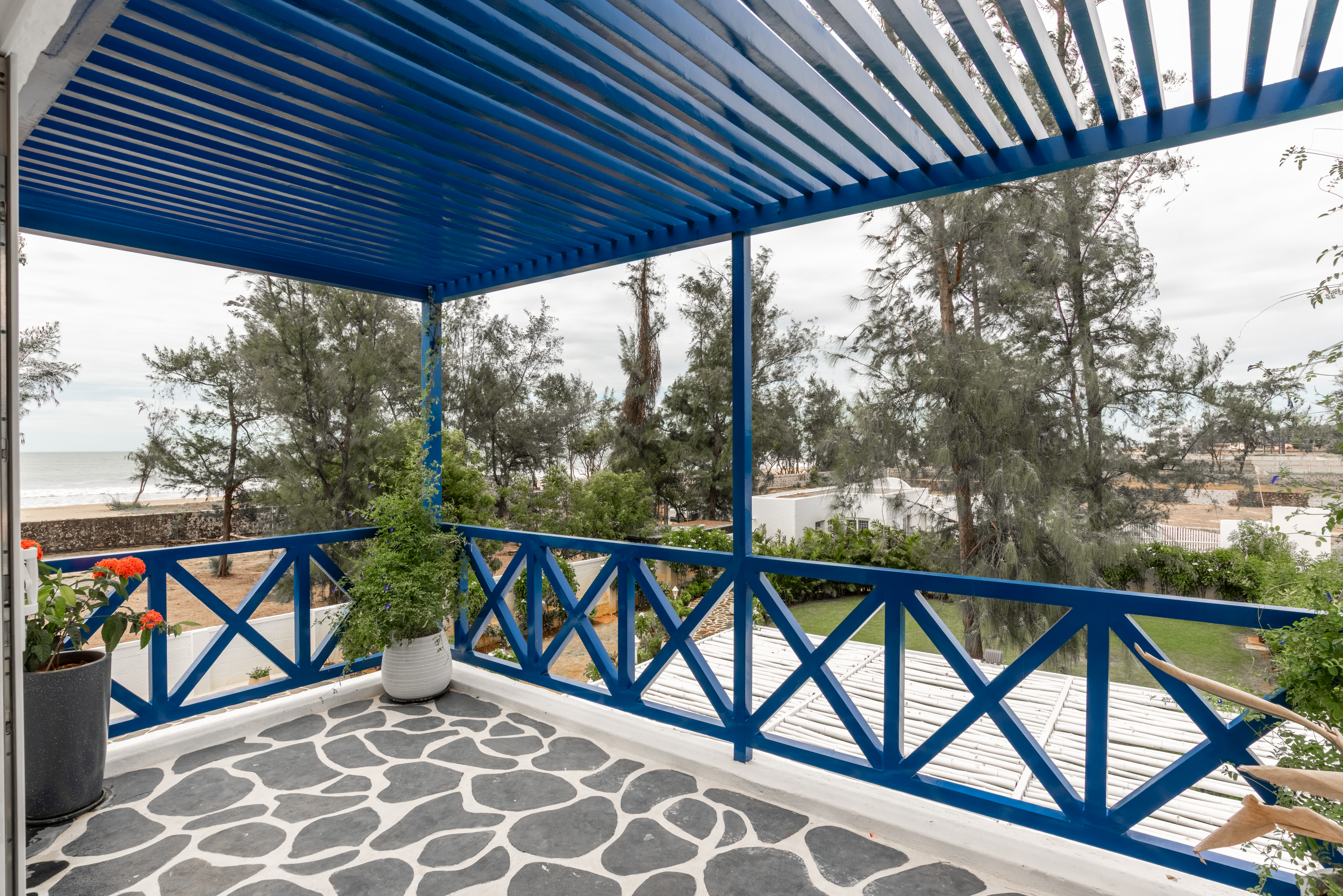 Greek Style 2-BHK Villa with Private Swimming Pool, Water Slide, Garden, Open Shower, Jacuzzi, Bathtub & Beach Views — photo 16